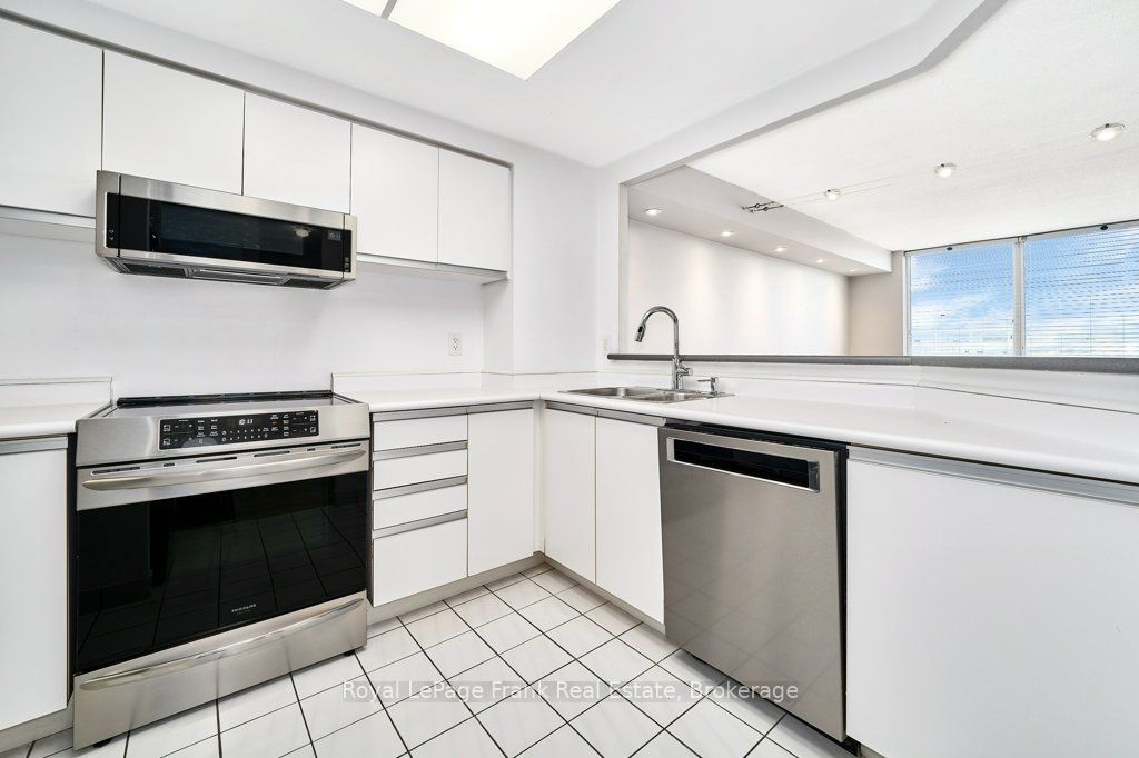 711 Rossland Road E 806 Property Photo 9