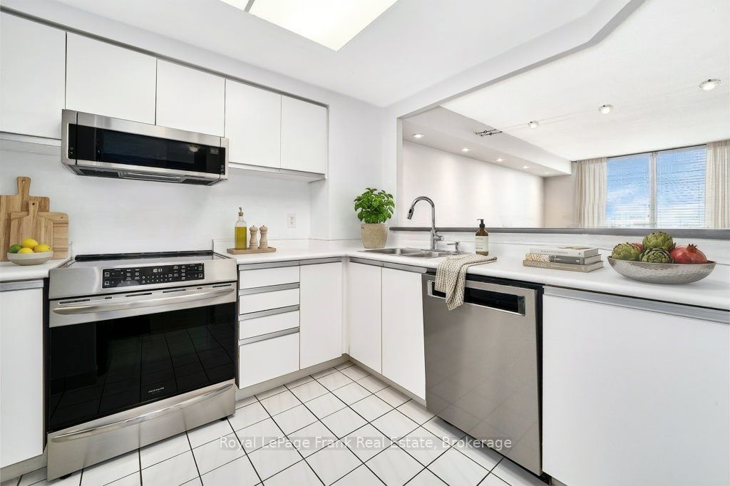 711 Rossland Road E 806 Property Photo 10