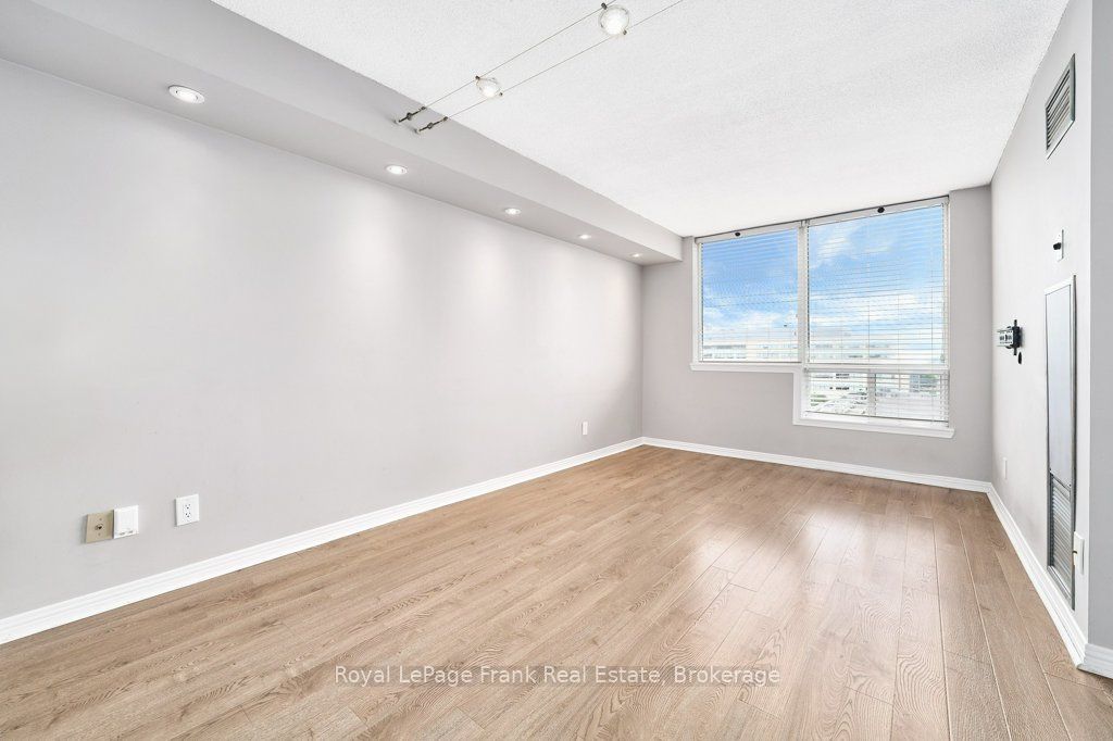 711 Rossland Road E 806 Property Photo 14