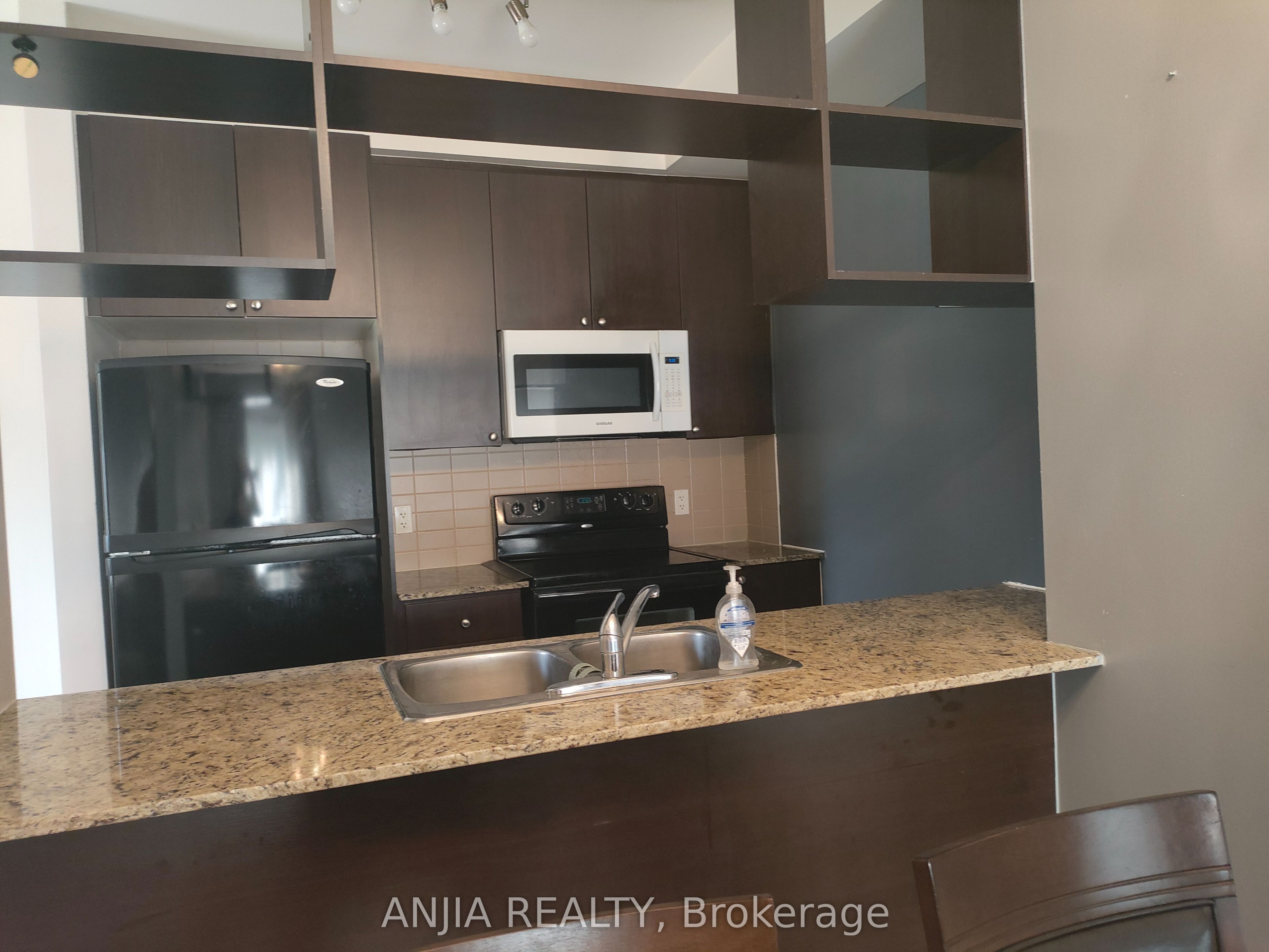 295 Village Green Square 62 Property Photo 5