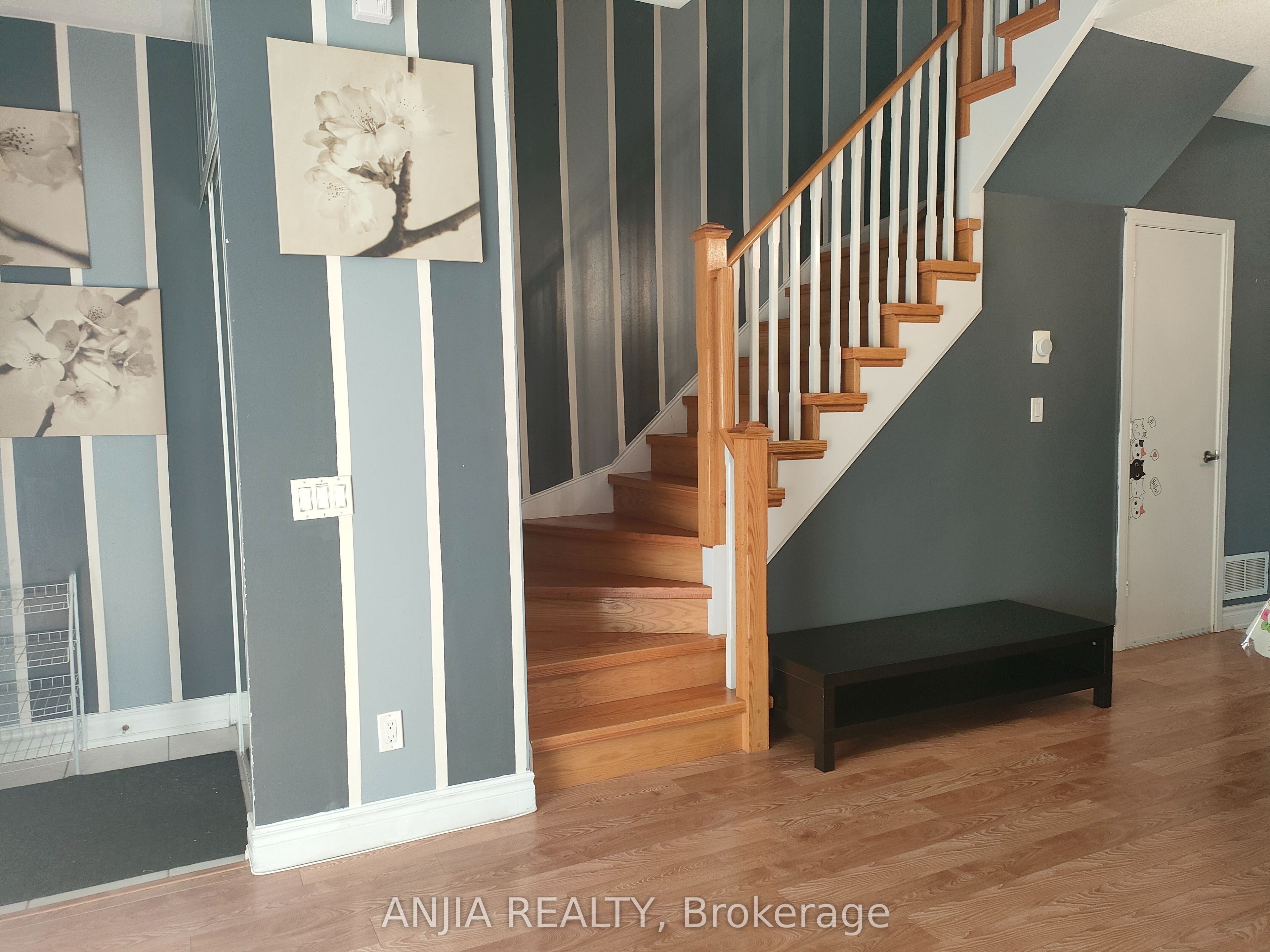 295 Village Green Square 62 Property Photo 6