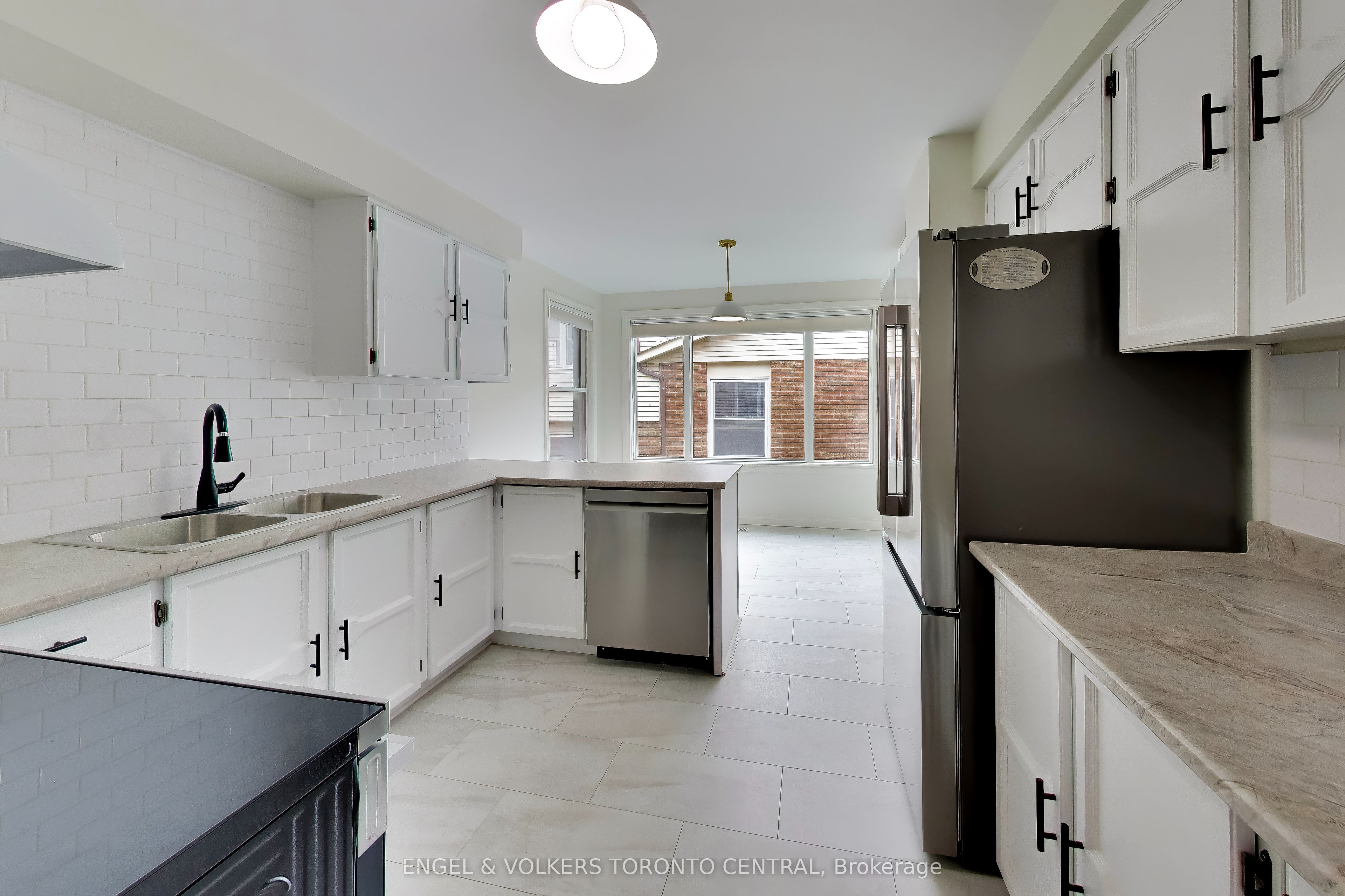 68 Hawley Crescent Property Photo 4