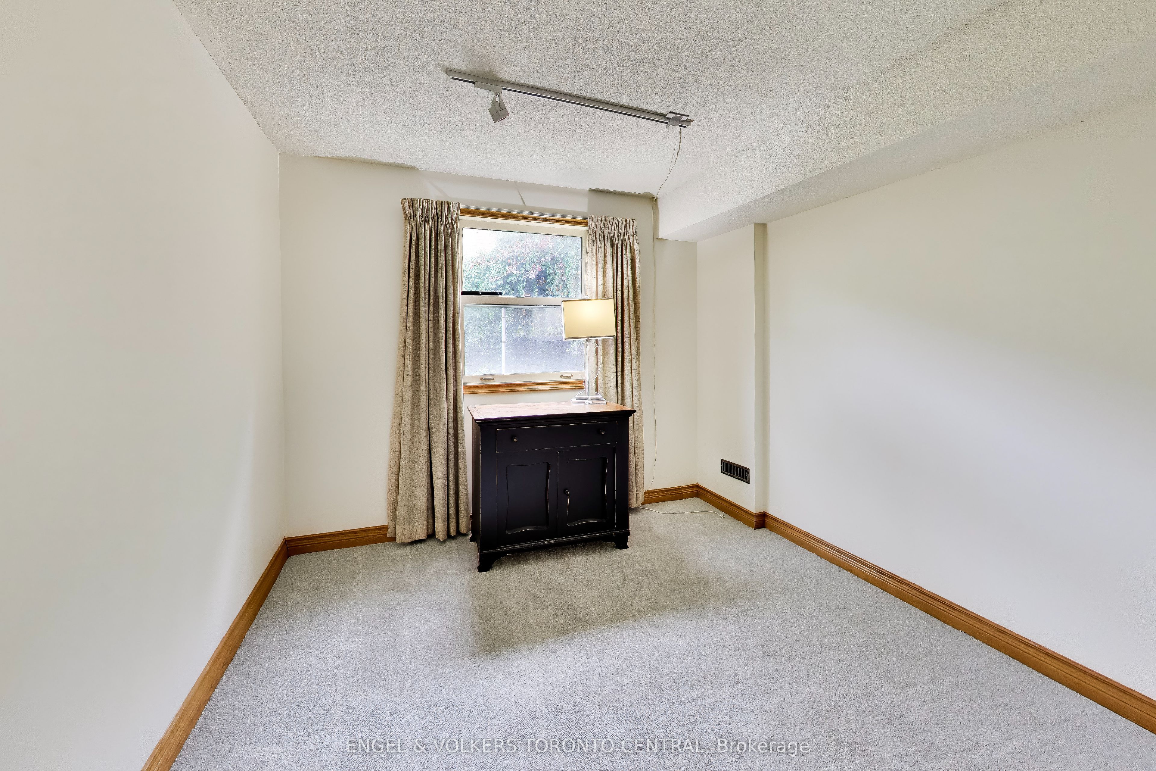 68 Hawley Crescent Property Photo 8