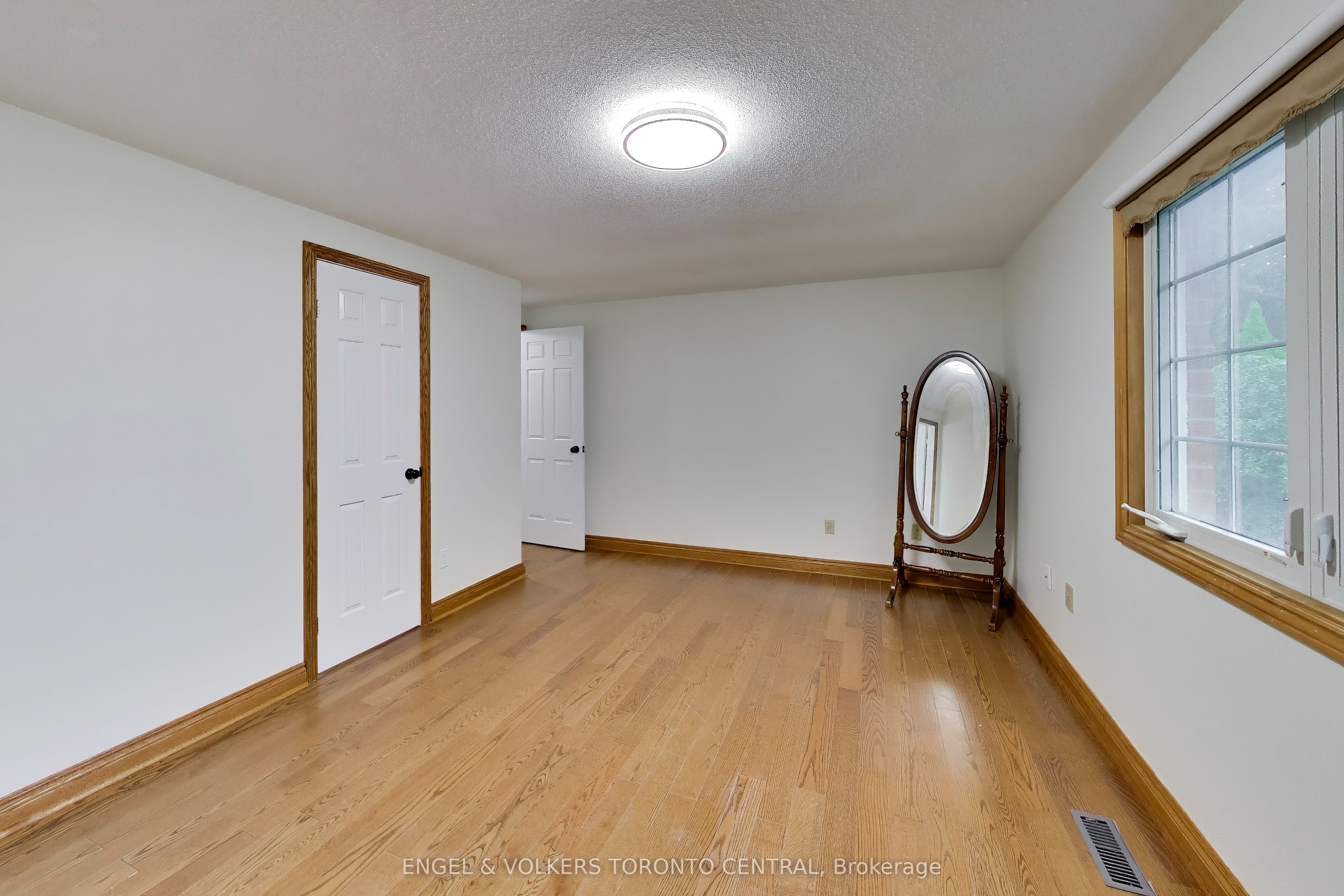 68 Hawley Crescent Property Photo 9