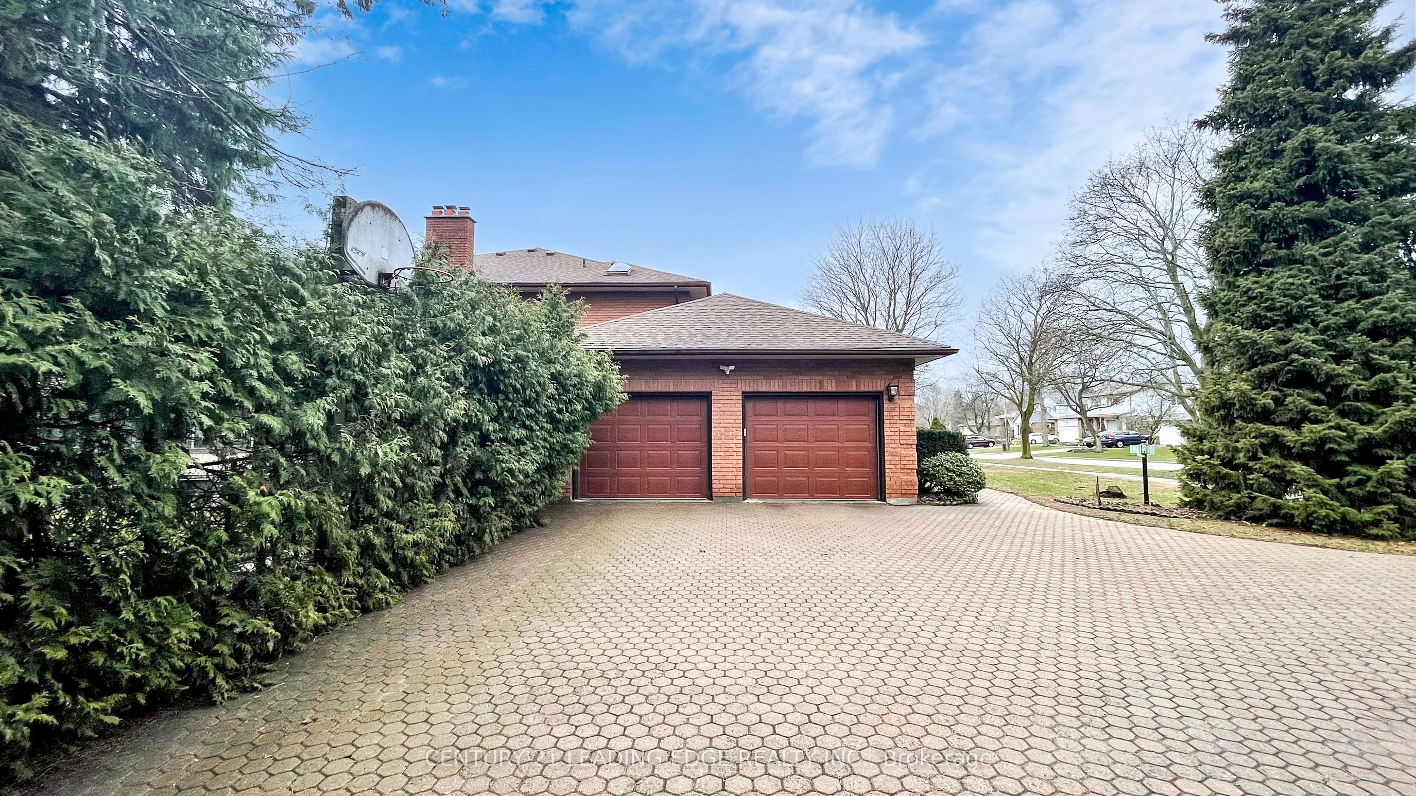 1127 Oshawa Boulevard N Property Photo 2