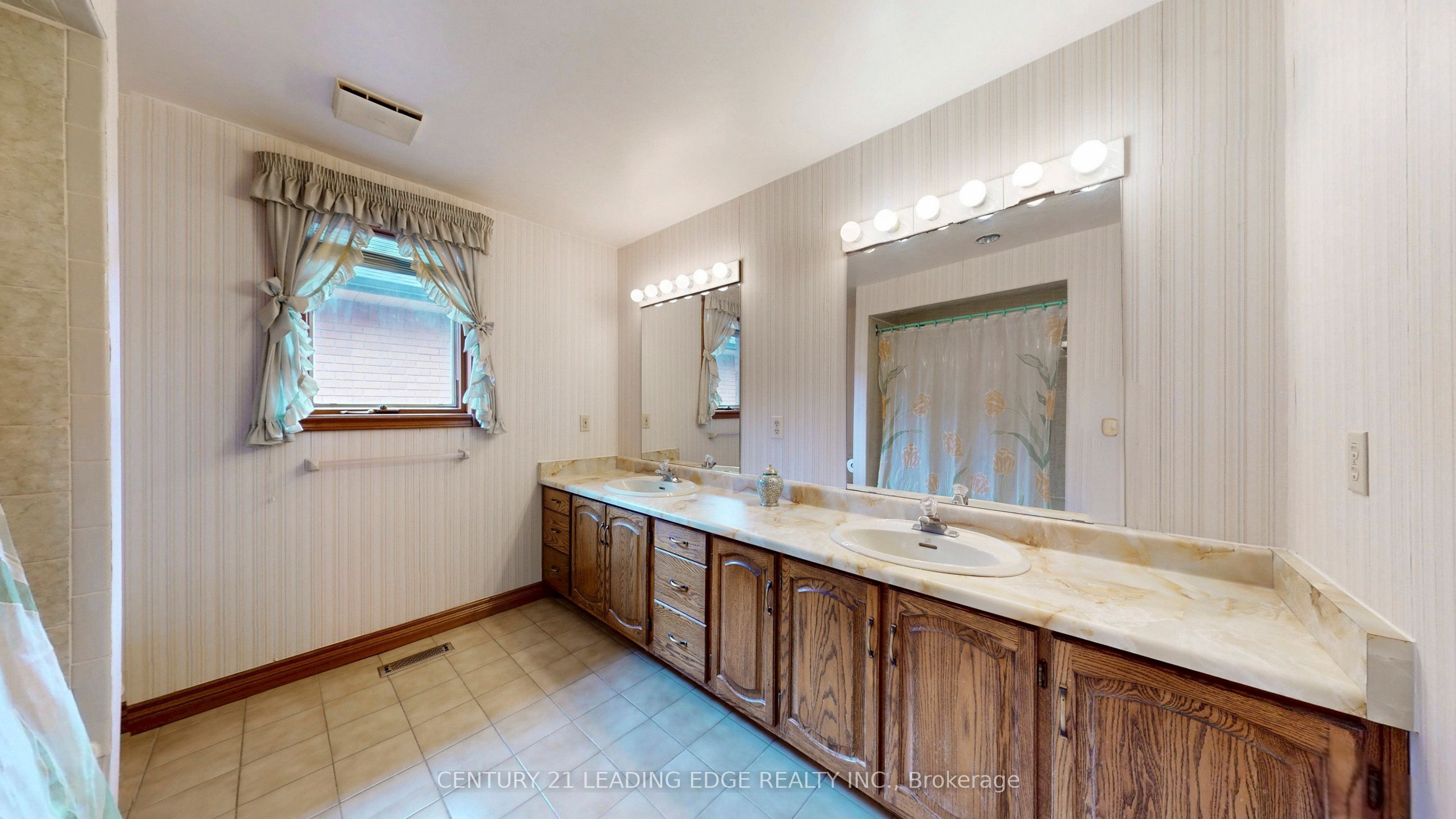 1127 Oshawa Boulevard N Property Photo 44