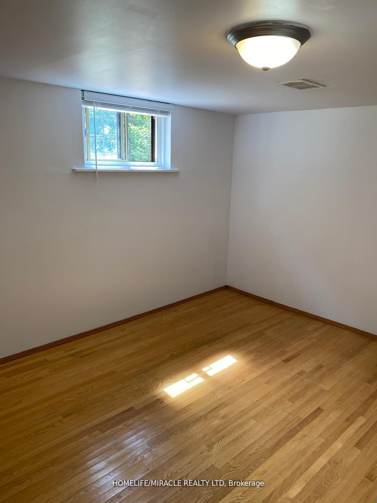 31 Kilgreggan Crescent Property Photo 3