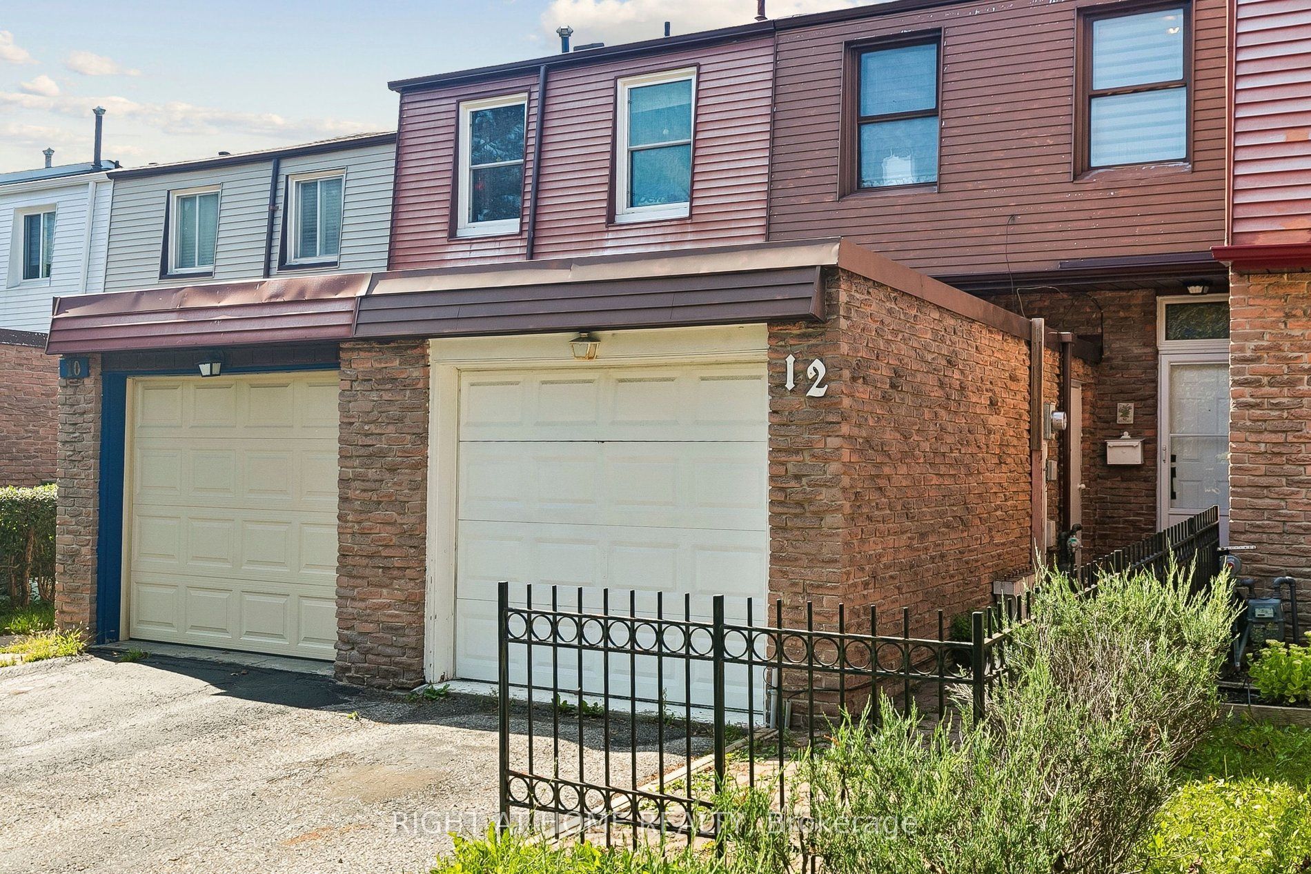 12 L'amoreaux Drive Property Photo 1