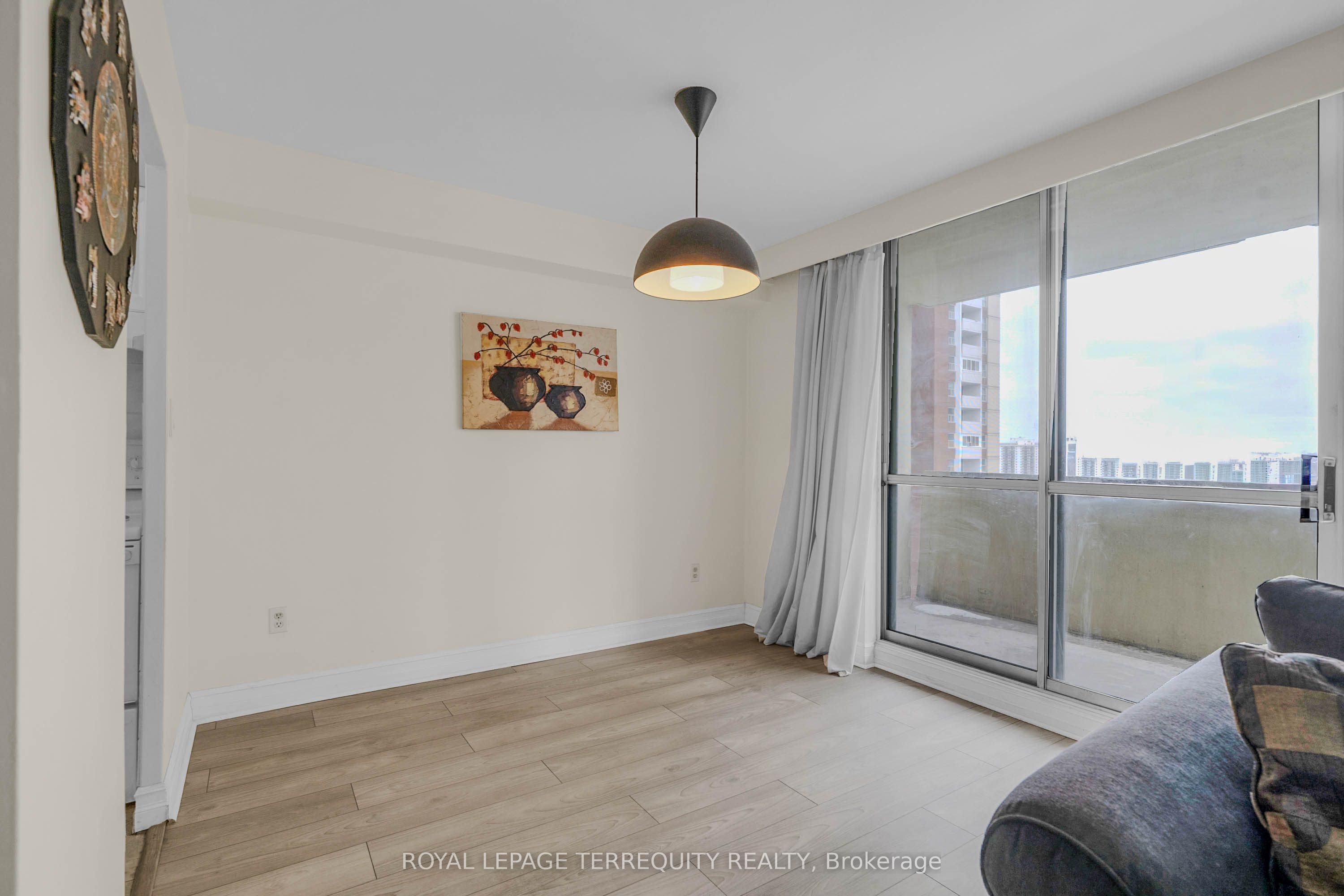 1 Massey Square 1703 Property Photo 12