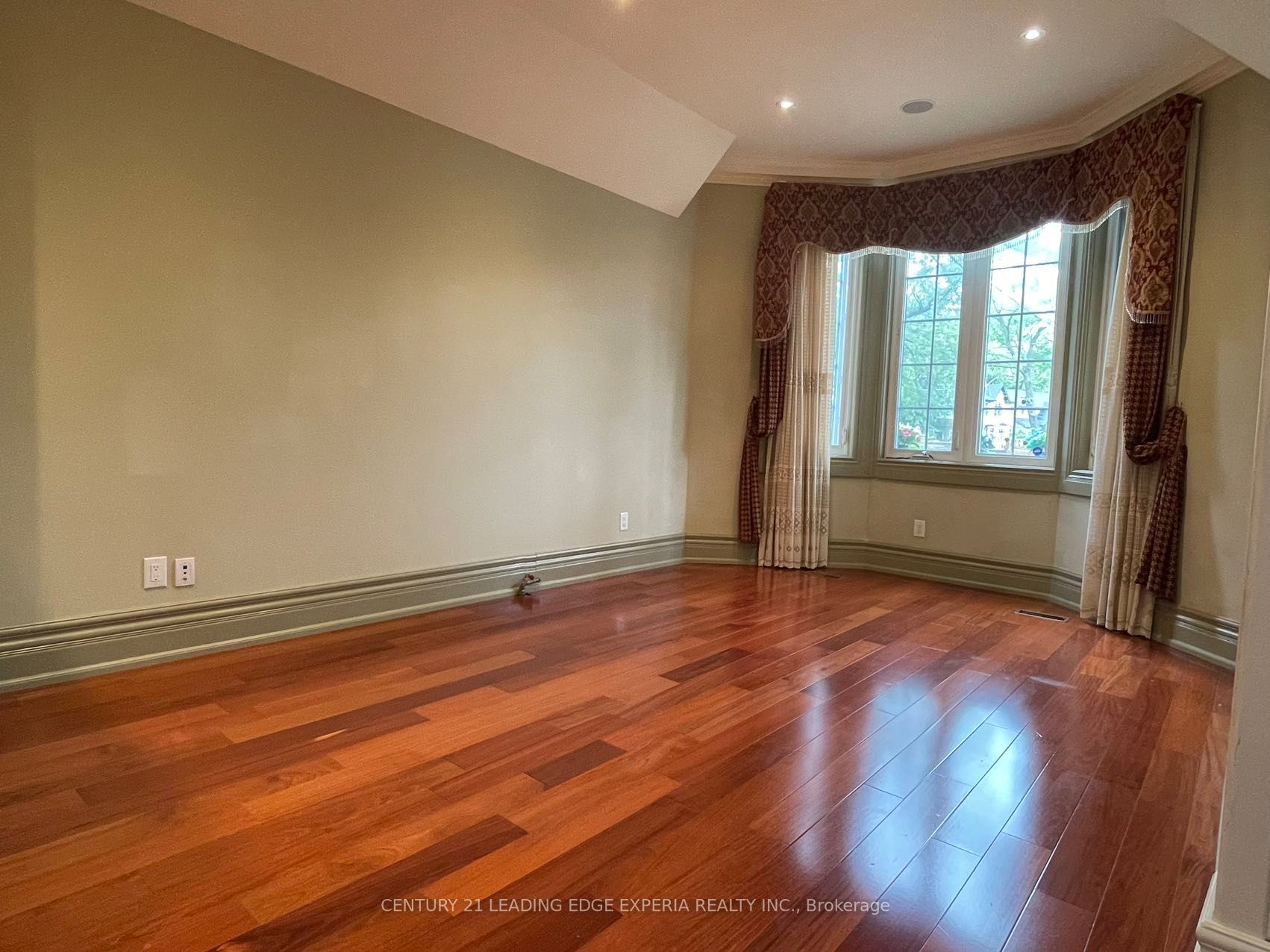 20 Grove Hill Drive W Property Photo 3
