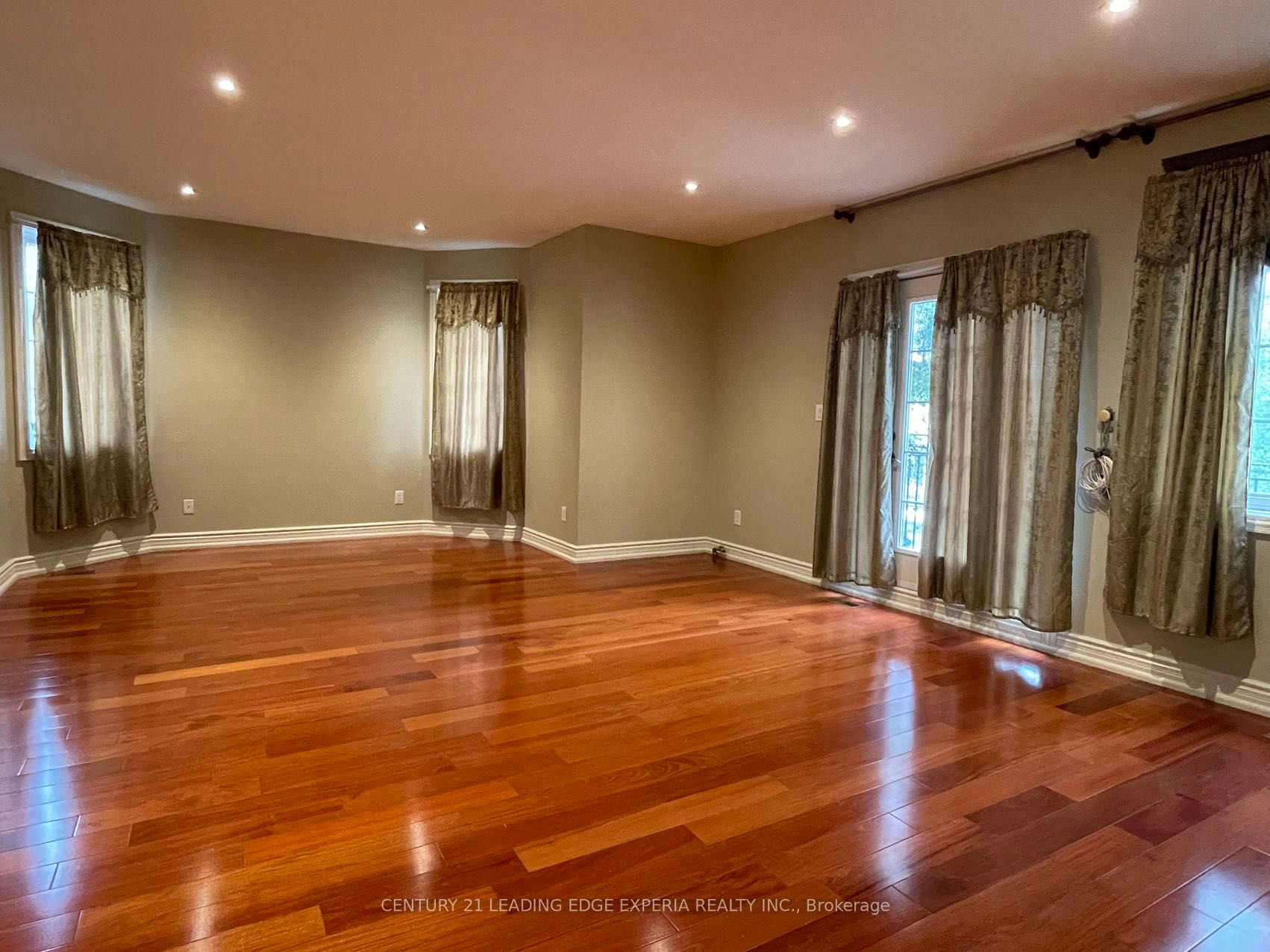 20 Grove Hill Drive W Property Photo 15
