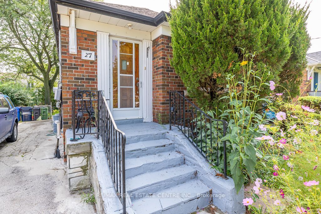 27 Innismore Crescent Property Photo 1