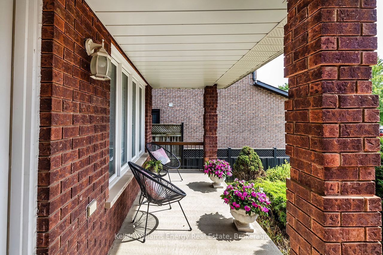 75 Waverly Street N Property Photo 5