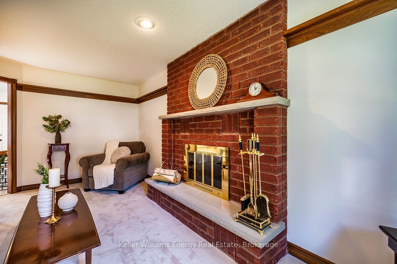 75 Waverly Street N Property Photo 10