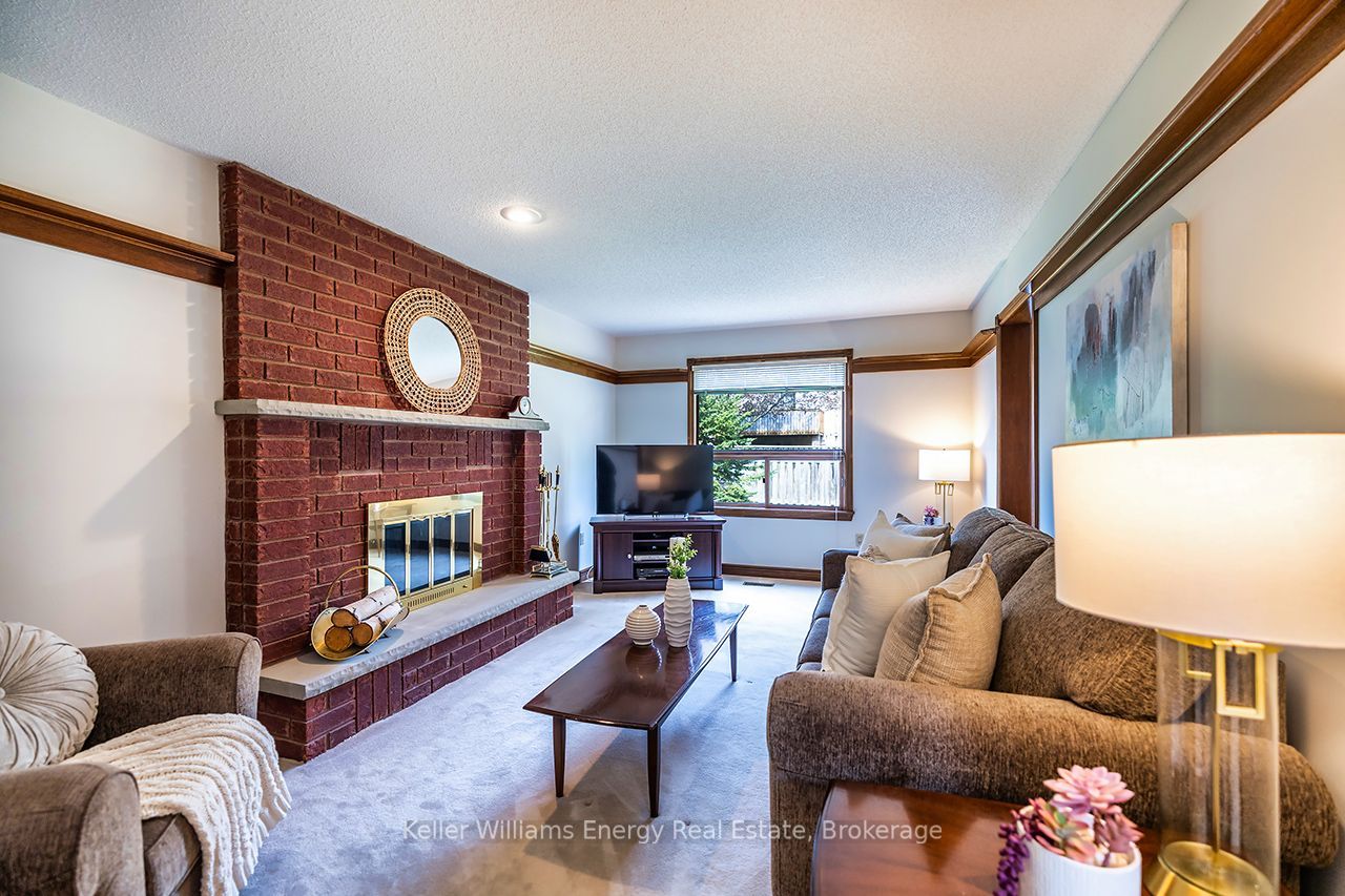75 Waverly Street N Property Photo 11
