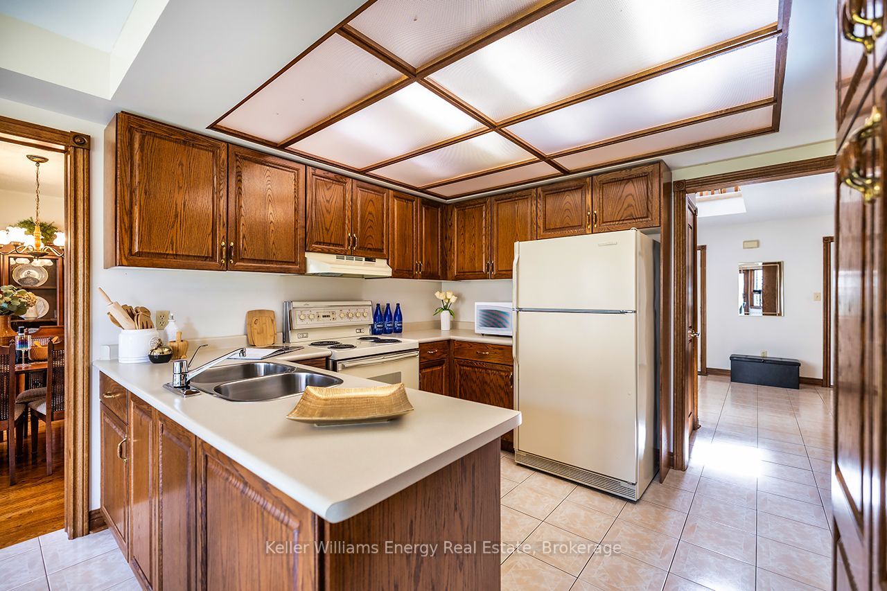 75 Waverly Street N Property Photo 15