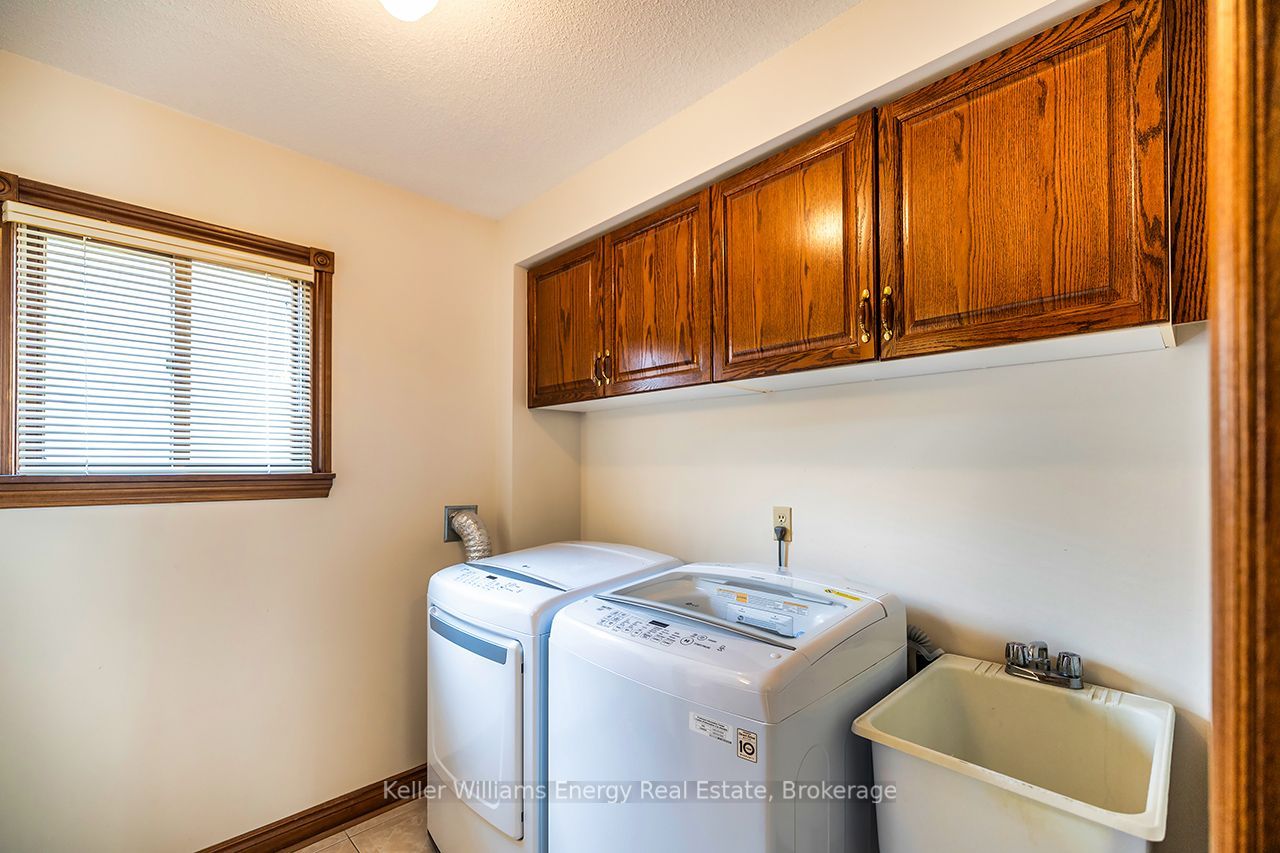 75 Waverly Street N Property Photo 23