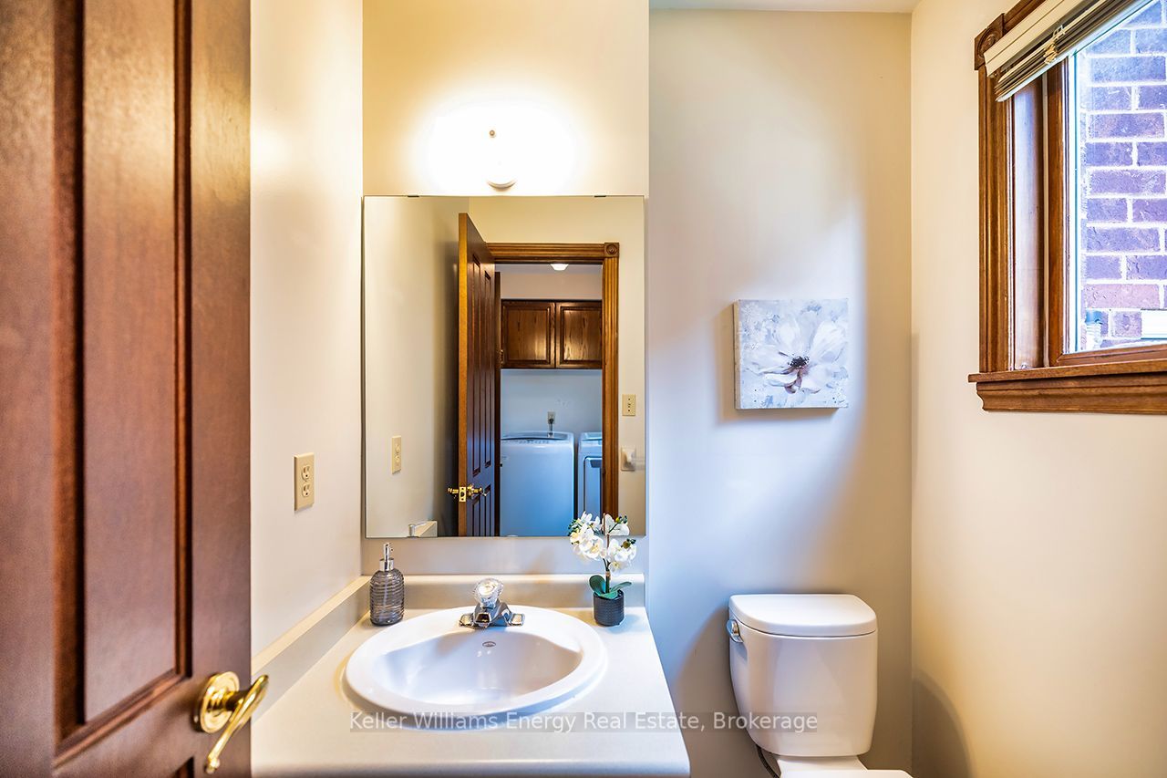 75 Waverly Street N Property Photo 24