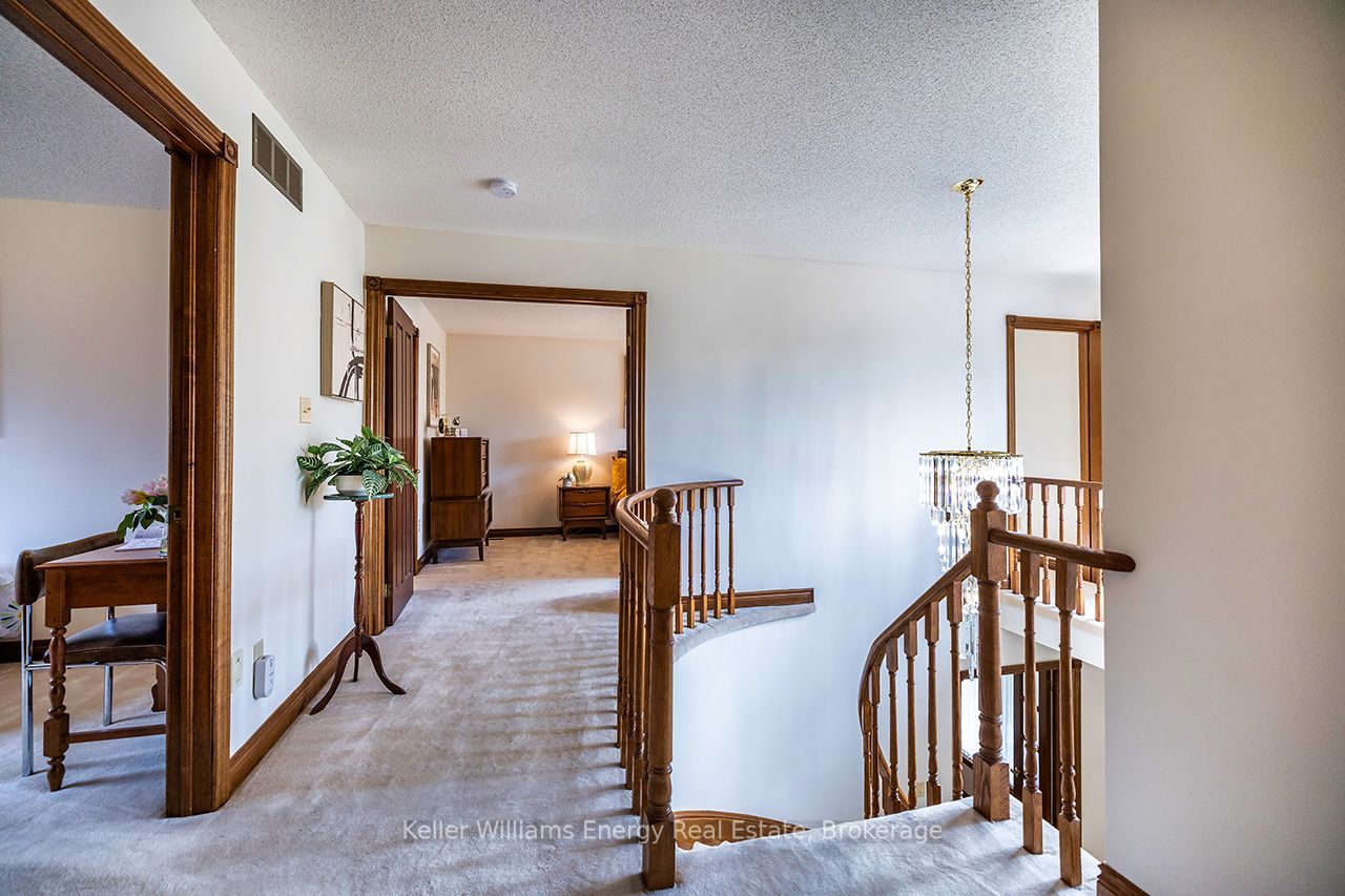 75 Waverly Street N Property Photo 25