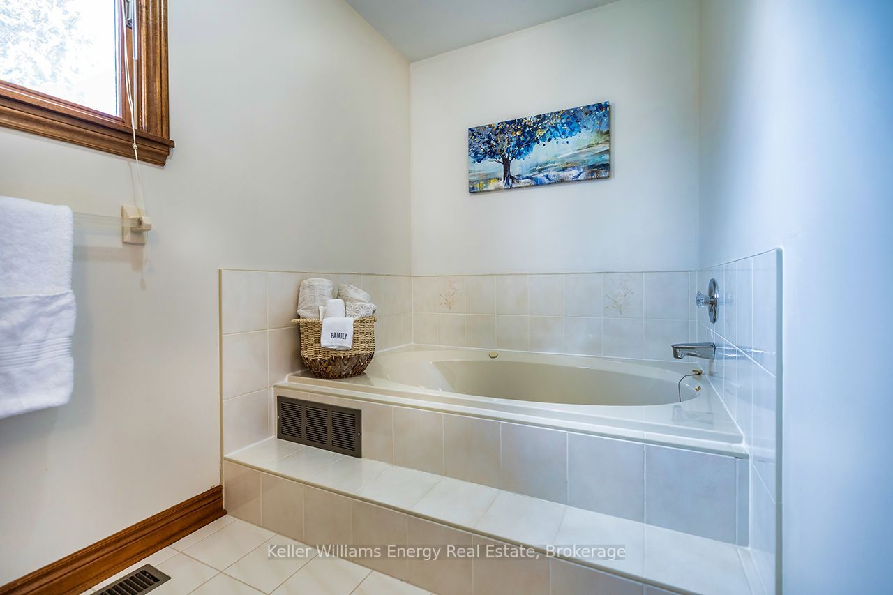 75 Waverly Street N Property Photo 32