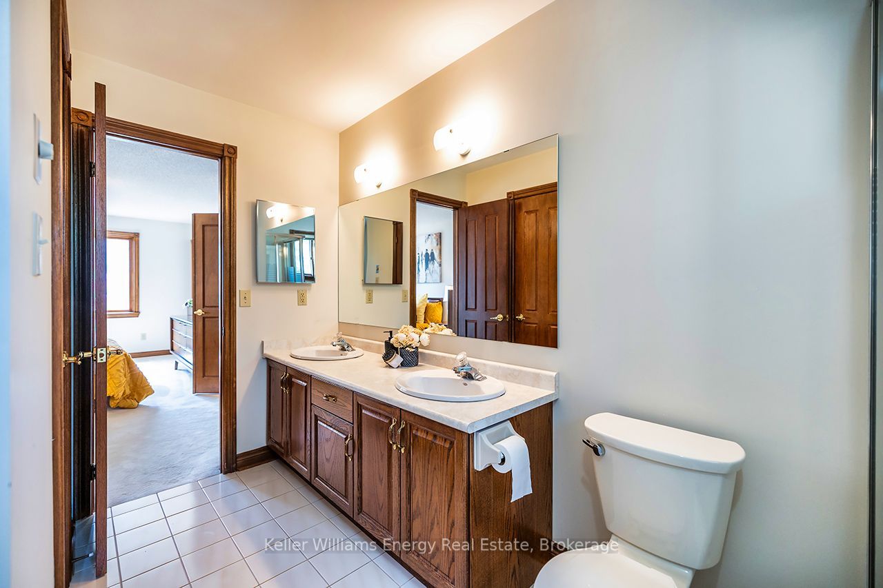 75 Waverly Street N Property Photo 34