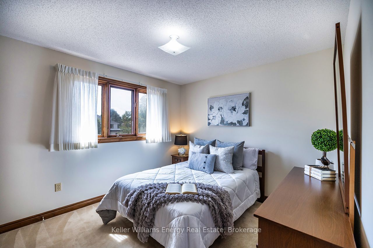 75 Waverly Street N Property Photo 35