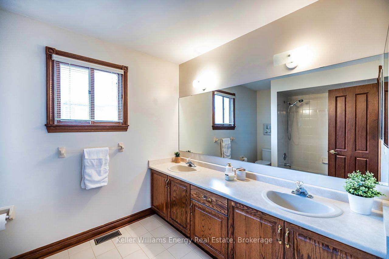 75 Waverly Street N Property Photo 37
