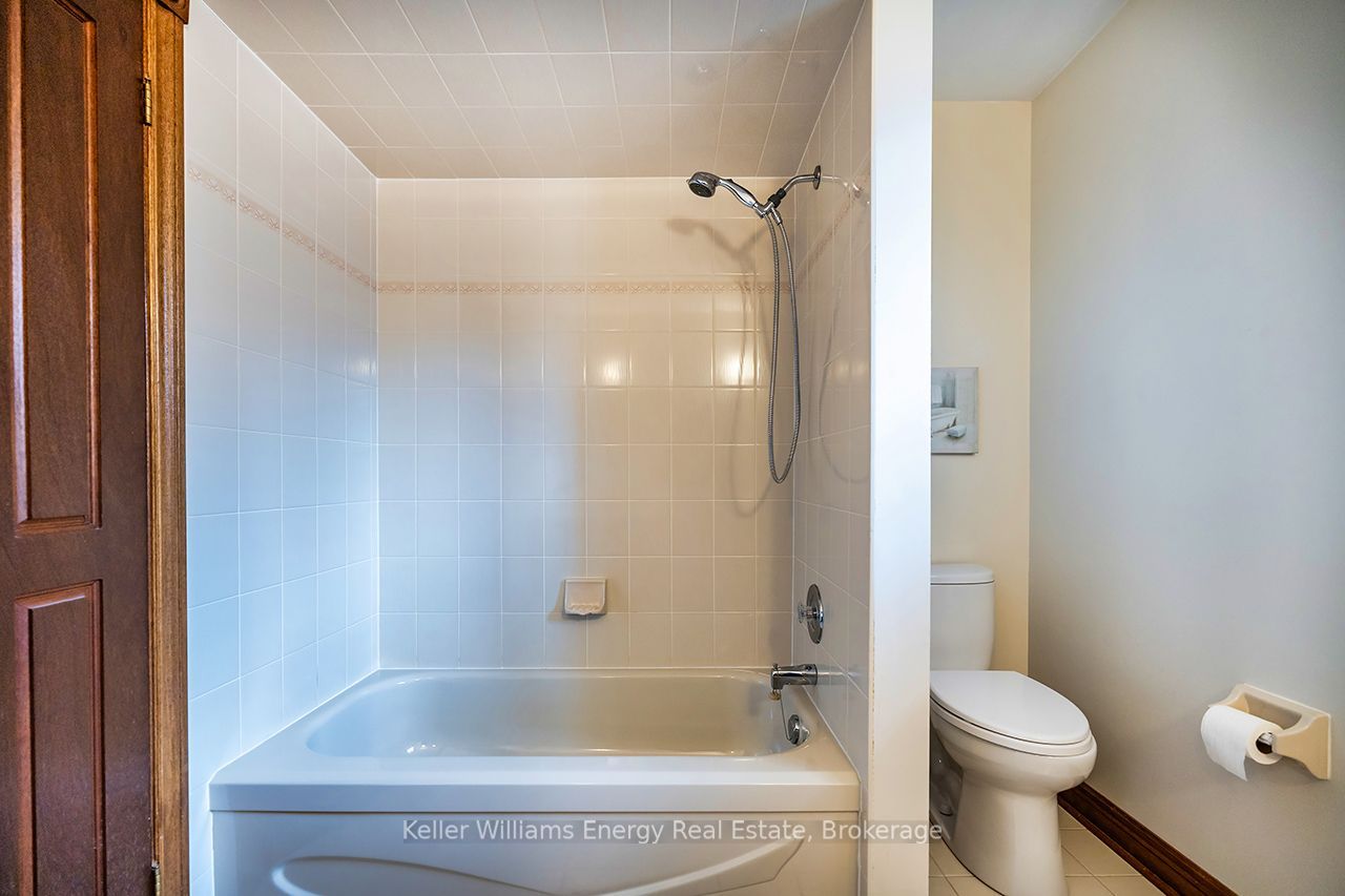 75 Waverly Street N Property Photo 38