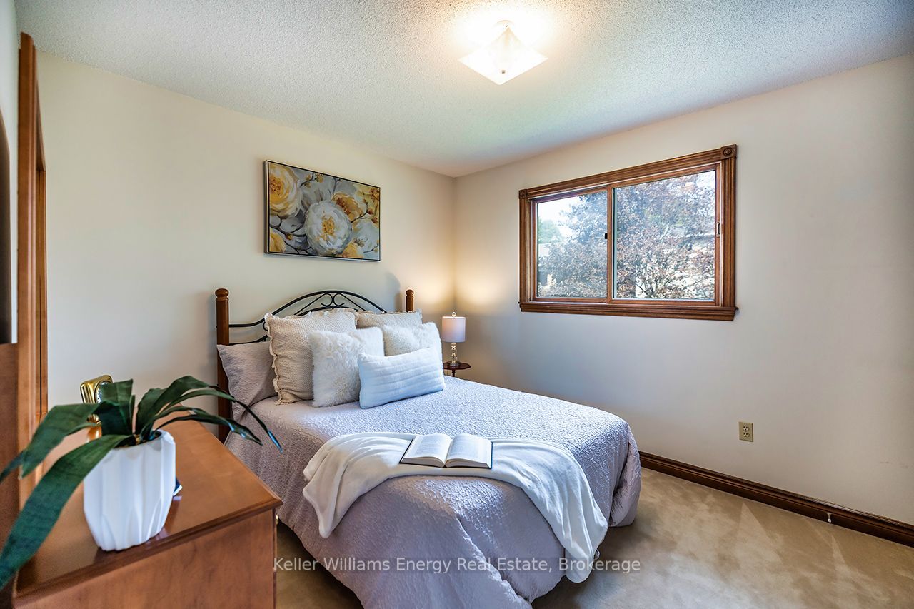75 Waverly Street N Property Photo 39