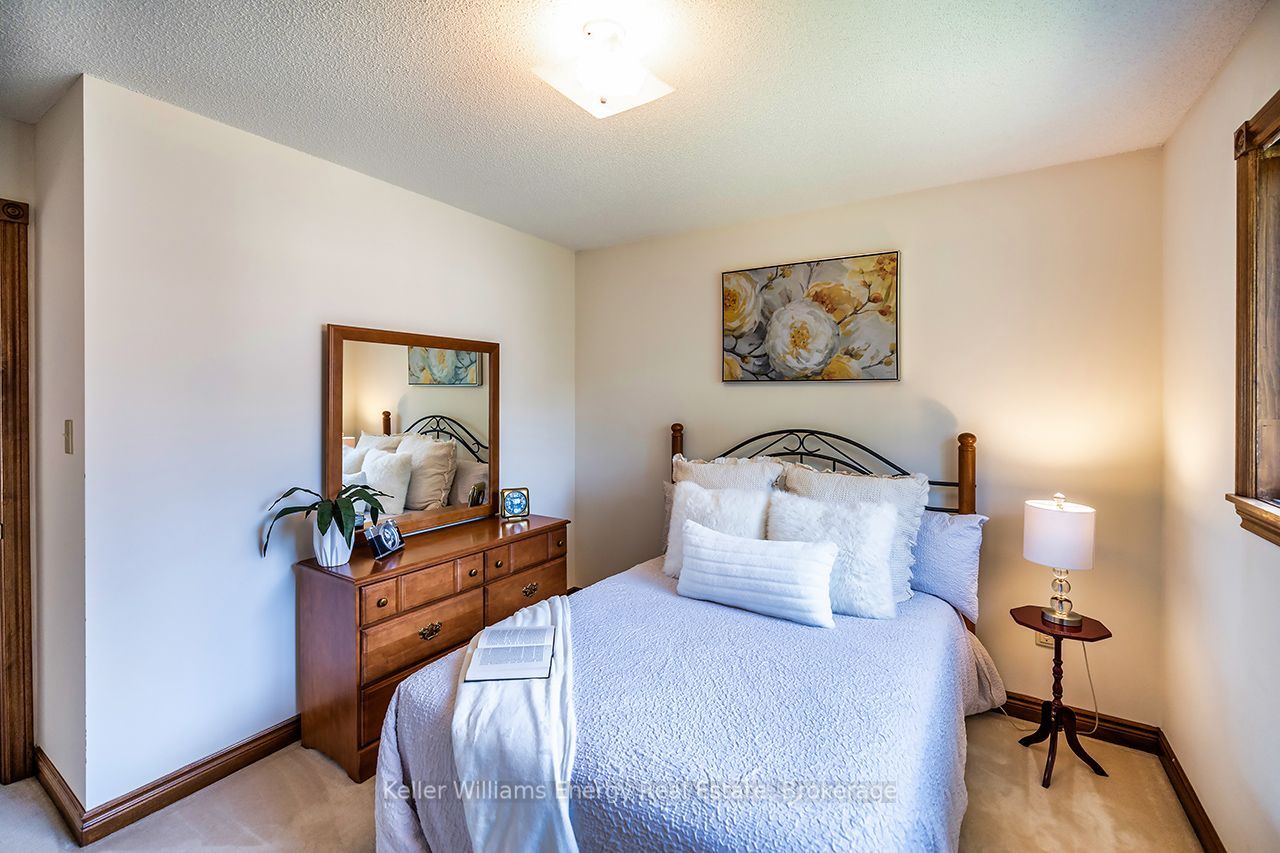 75 Waverly Street N Property Photo 40