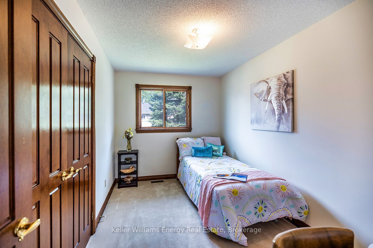 75 Waverly Street N Property Photo 41