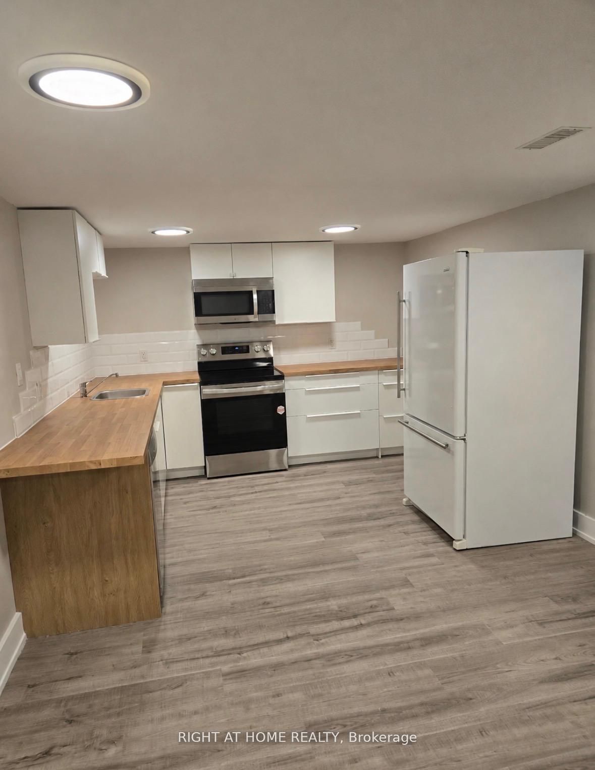 869 Grenoble Boulevard E Property Photo 6