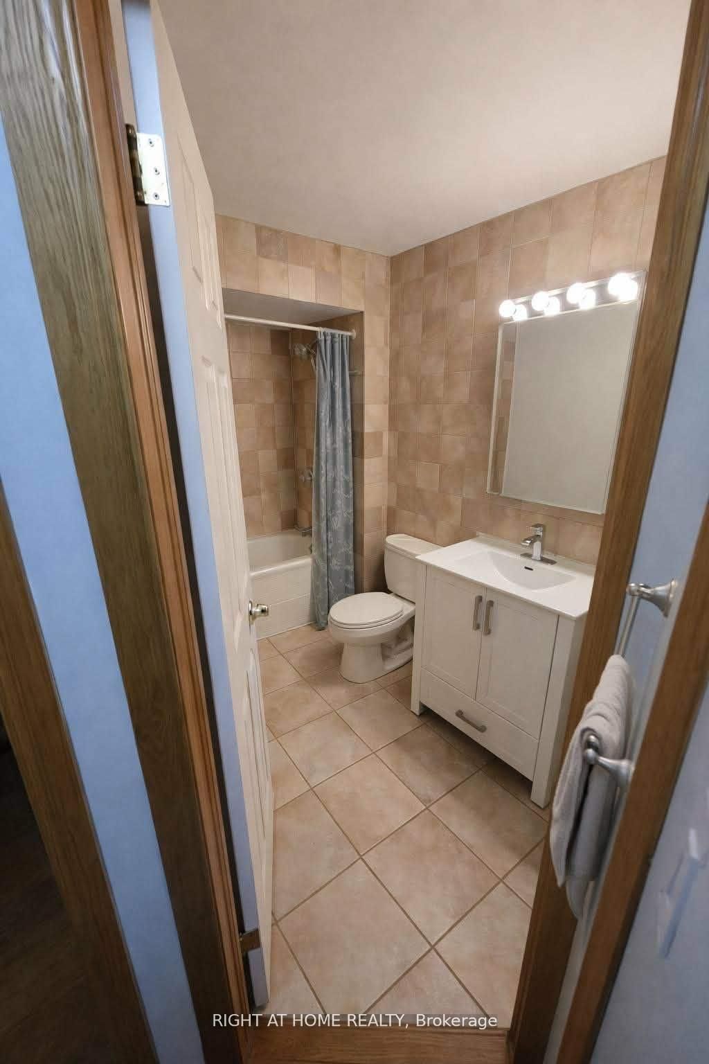 869 Grenoble Boulevard E Property Photo 9