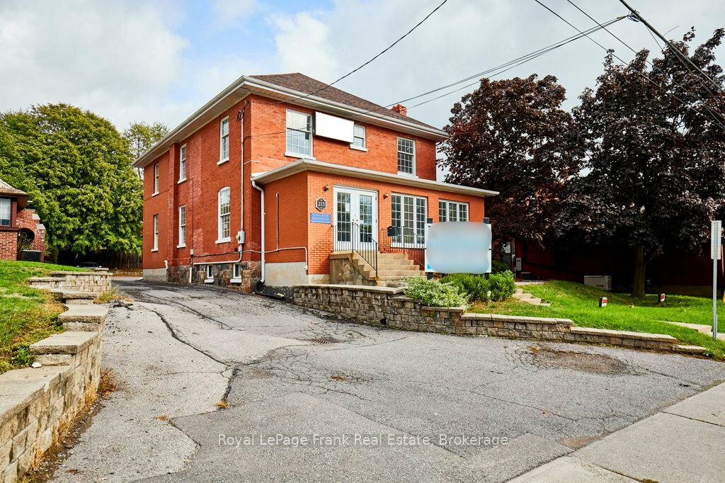 215 Simcoe Street N Property Photo 3