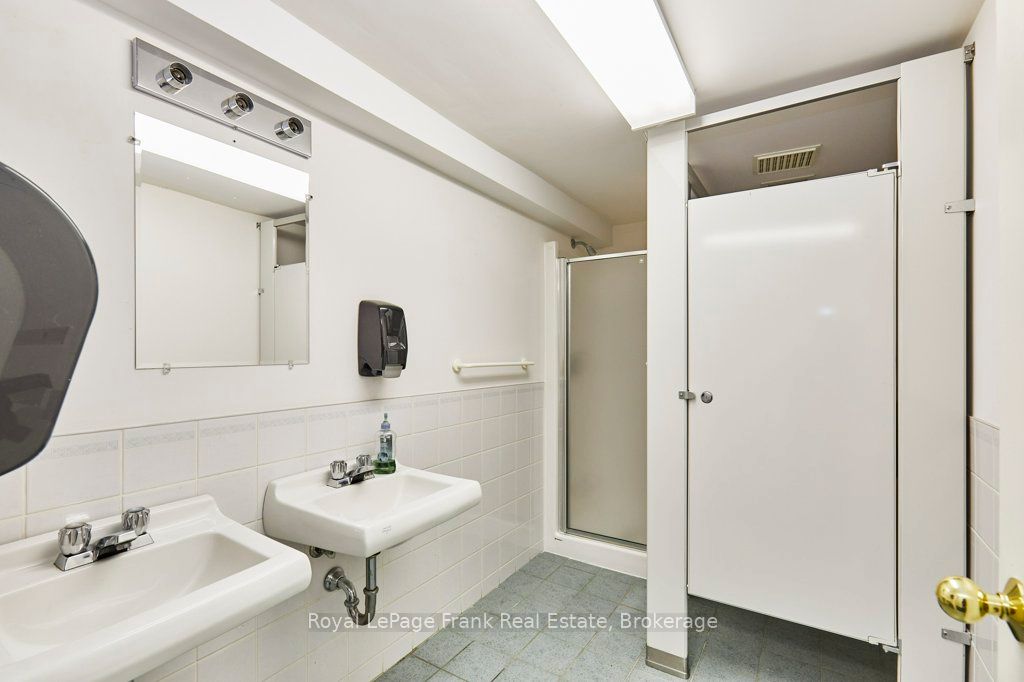 215 Simcoe Street N Property Photo 27