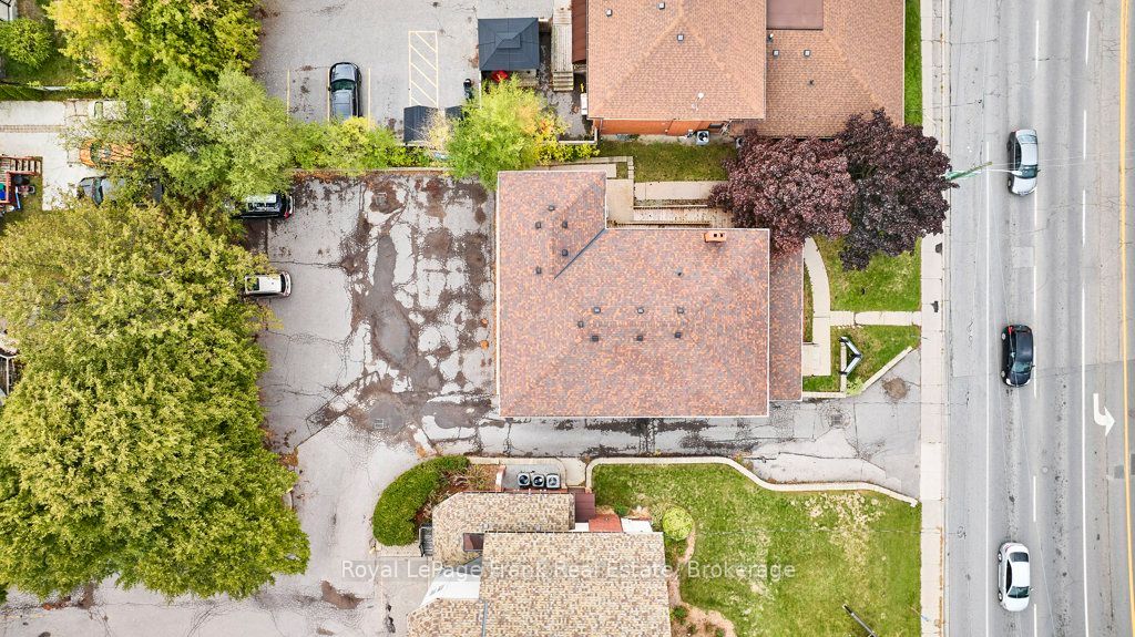 215 Simcoe Street N Property Photo 35