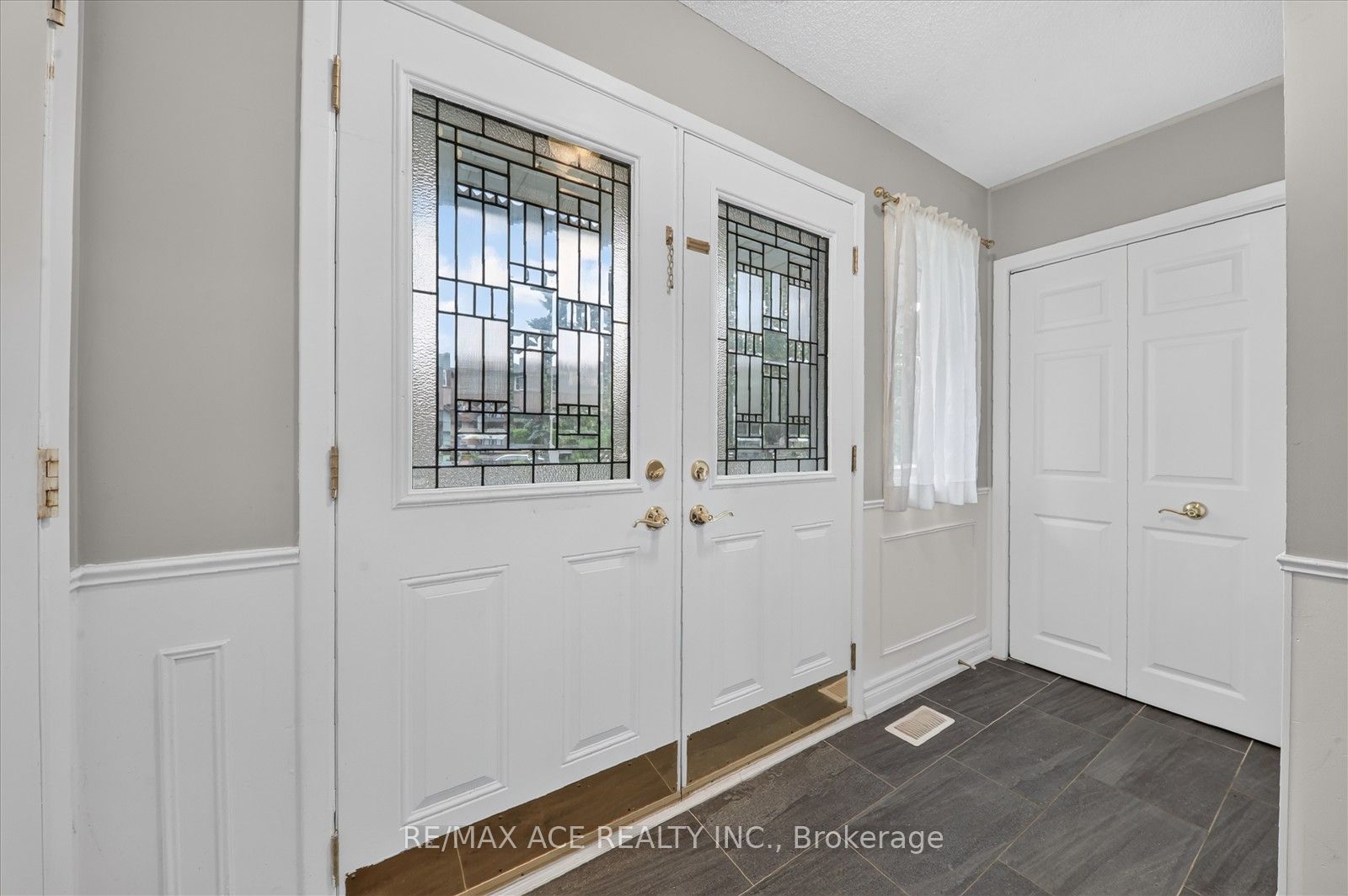 17 Whittington Court Property Photo 5