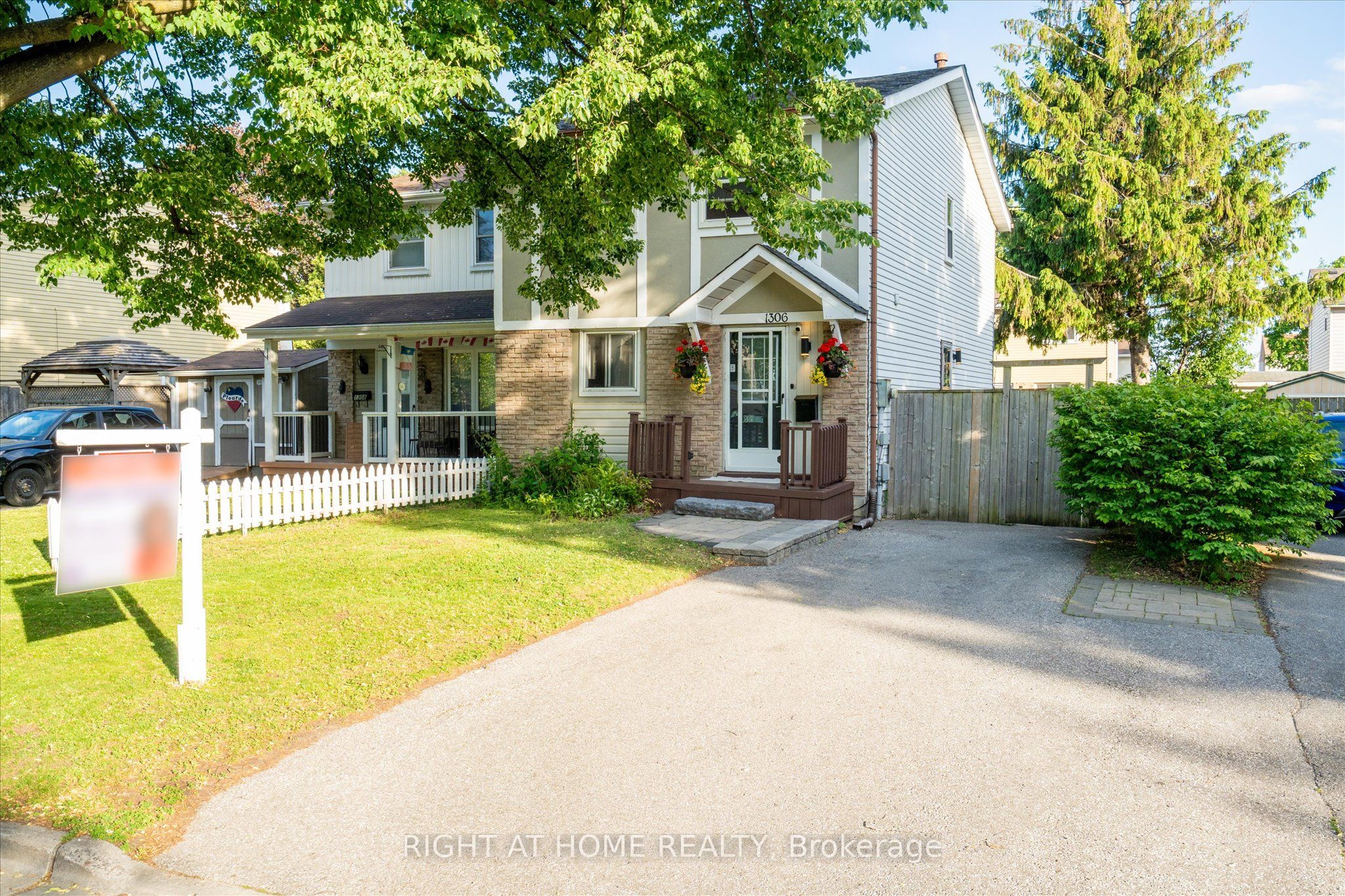 1306 Fenelon Crescent Property Photo 1