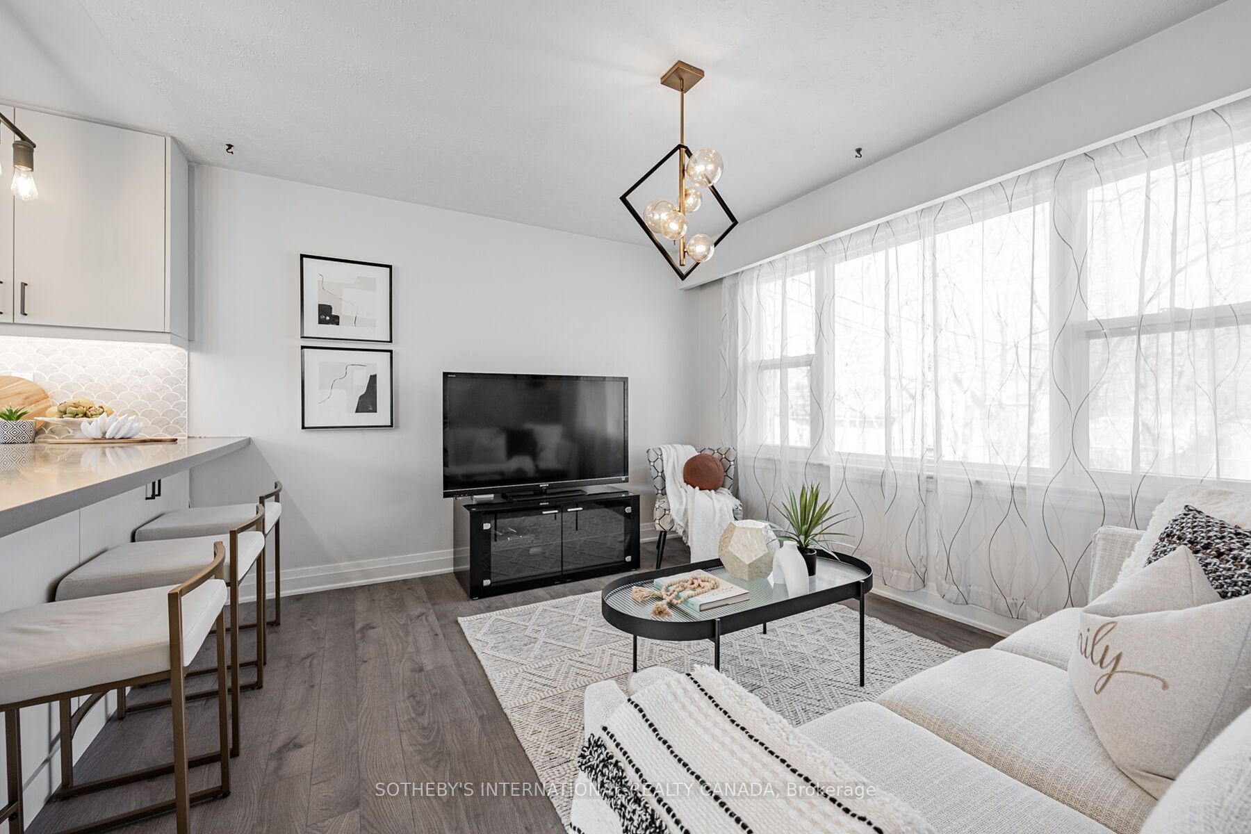 4075a Lawrence Avenue E Property Photo 4