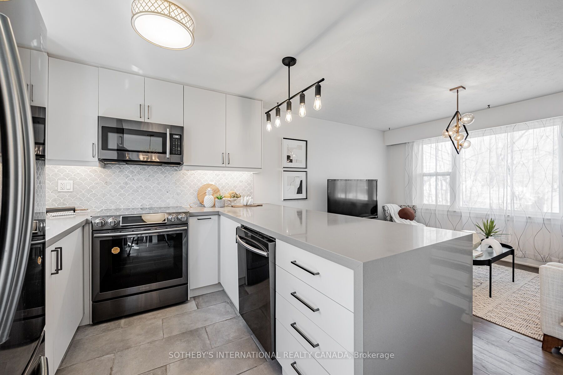 4075a Lawrence Avenue E Property Photo 10