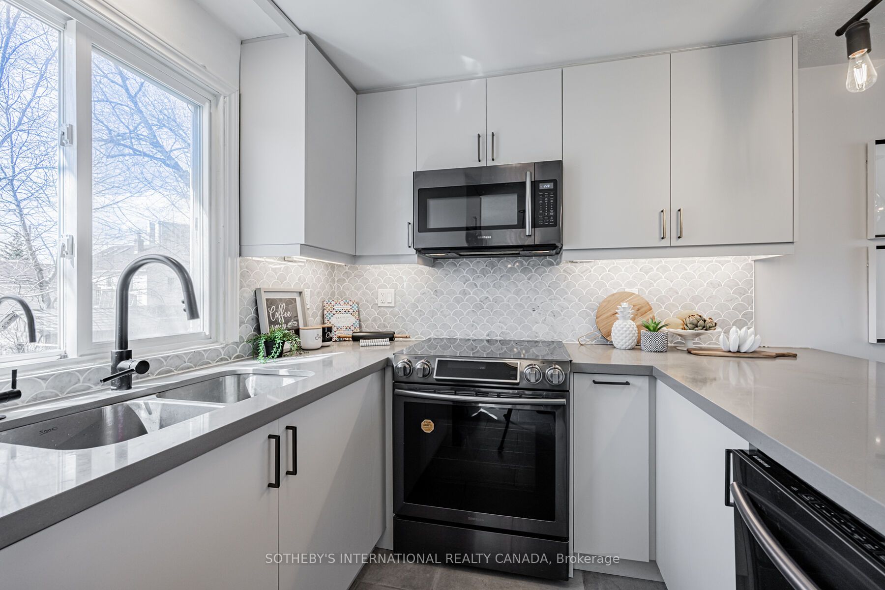 4075a Lawrence Avenue E Property Photo 11