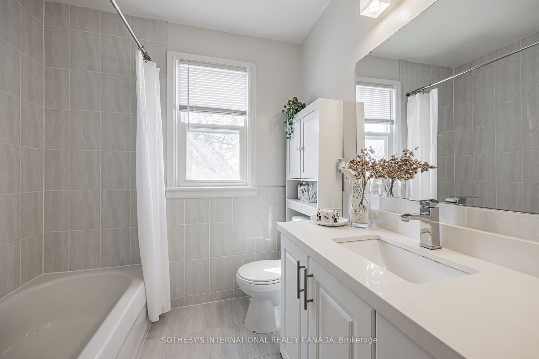 4075a Lawrence Avenue E Property Photo 16