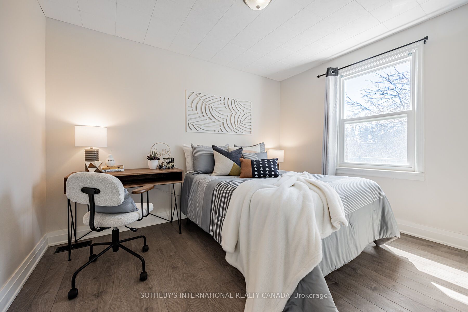 4075a Lawrence Avenue E Property Photo 17