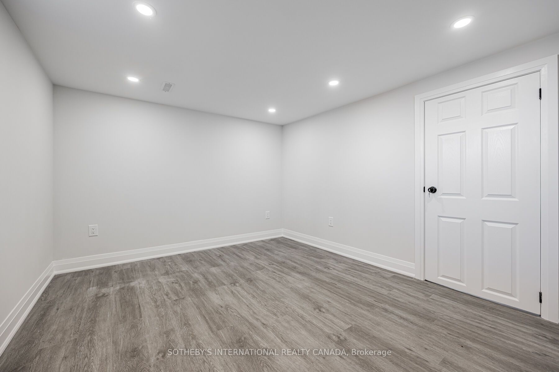 4075a Lawrence Avenue E Property Photo 19