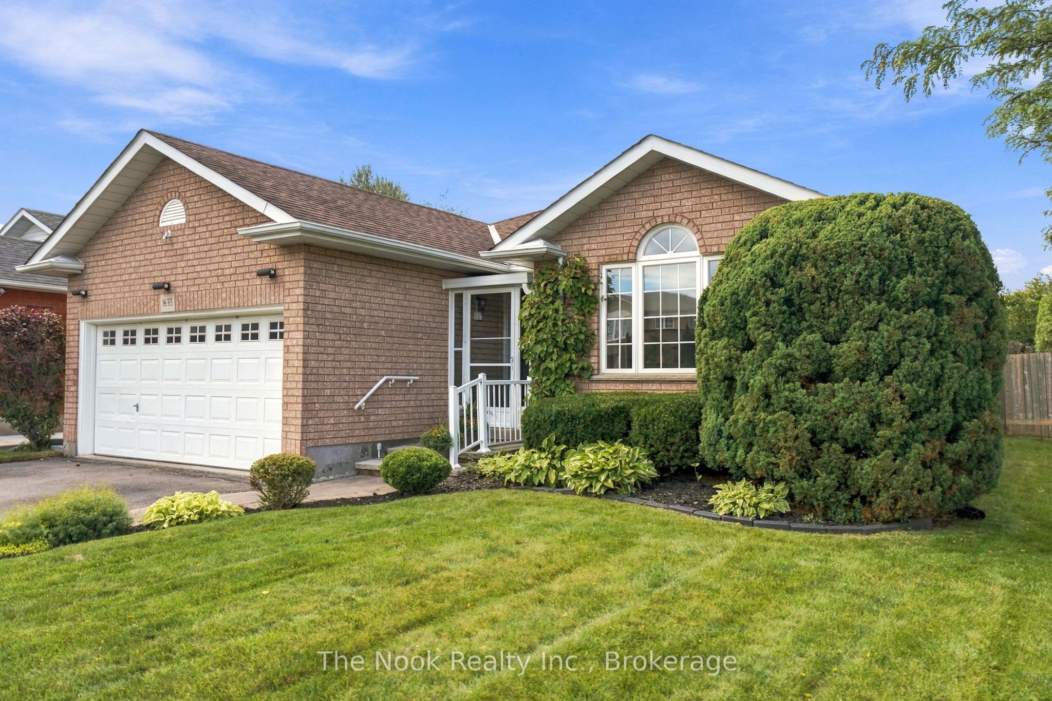 1633 Erindale Crescent Property Photo 2