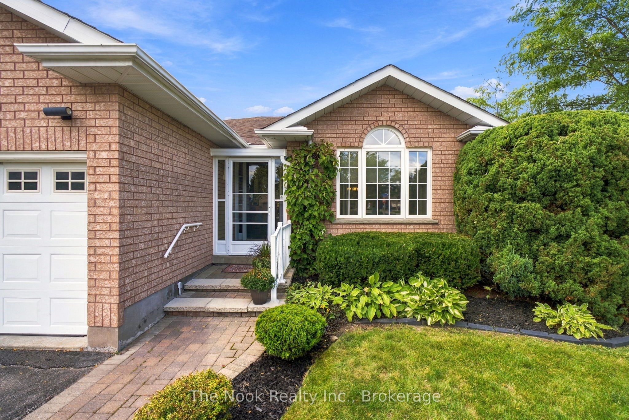 1633 Erindale Crescent Property Photo 3