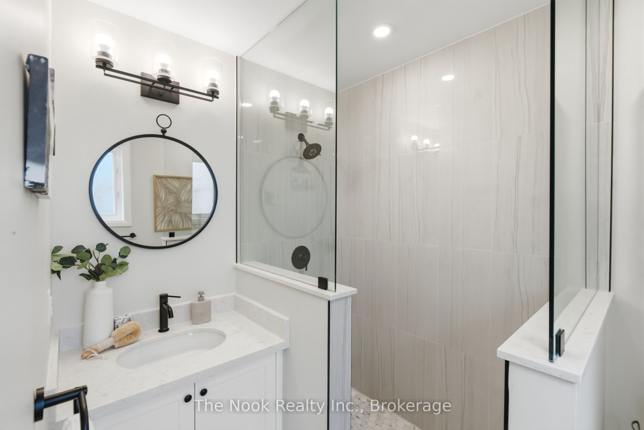 1633 Erindale Crescent Property Photo 18