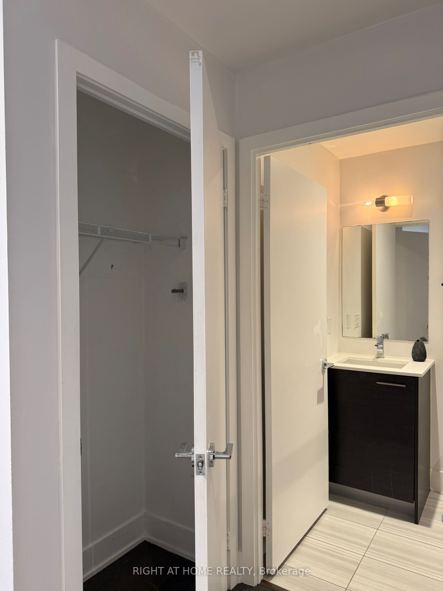 630 Queen Street E 407 Property Photo 10