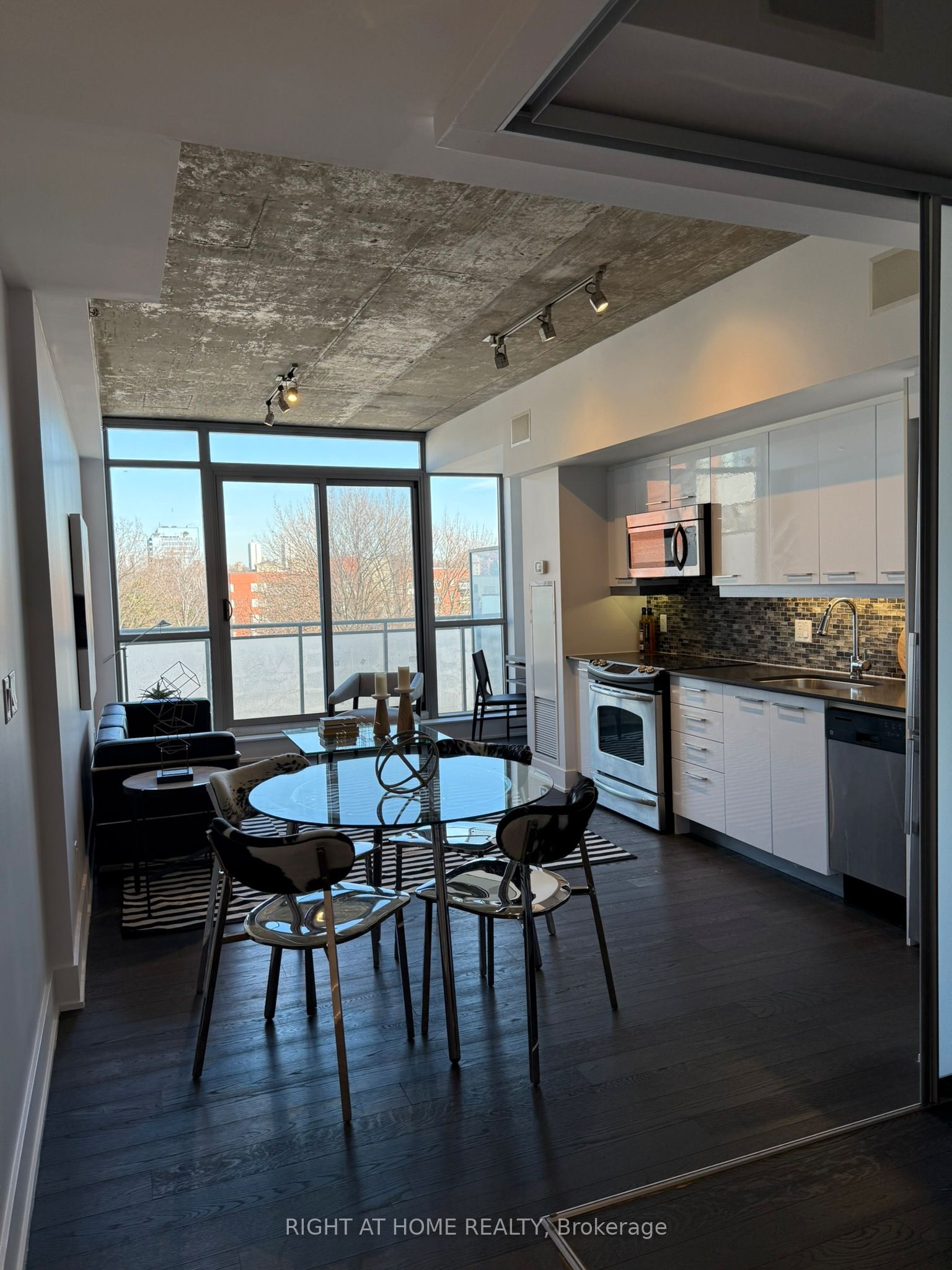 630 Queen Street E 407 Property Photo 14