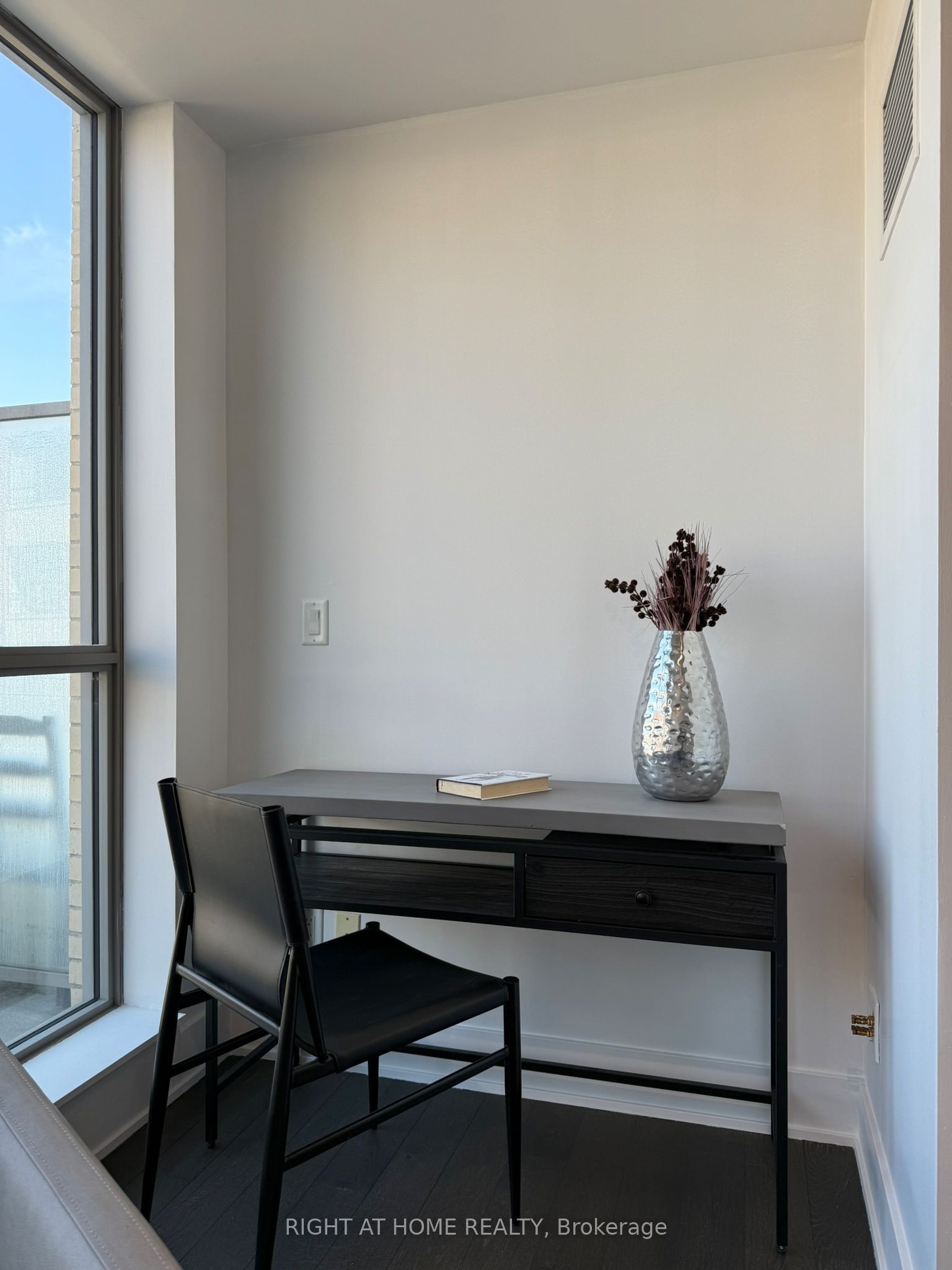 630 Queen Street E 407 Property Photo 18